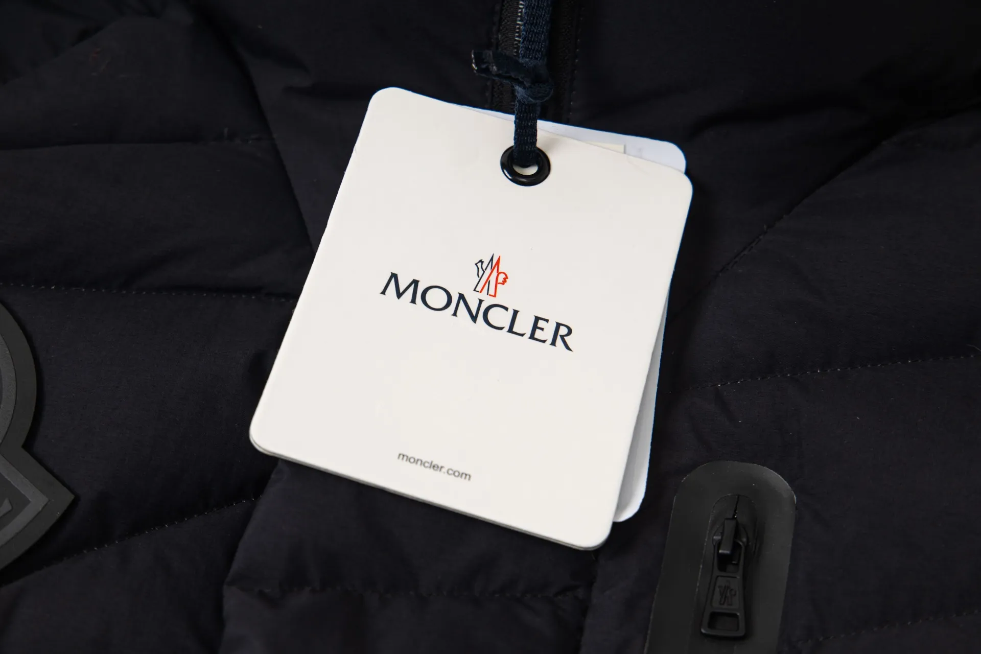 P1010 Style No.: G120 Moncler Mouth Mouth Autumn and Winter New Style Hooded Down Jacket with Classic Leather Logo on the Chest 1️⃣ Made of top-grade 90 down, super soft and full of feathers, super heavy-duty fabrics with excellent workmanship! 2️⃣Original custom-made hardware accessories are all imported and original, absolutely high quality, a full set of customized accessories, complete with three standards, same style for men and women, a must-have for couples! 2️⃣It is very youthful and energetic, and can be easily worn by both men and women. It is very in line with the fashion aesthetic concepts of today's young people! Color: black, white Size: S, M, L, XL