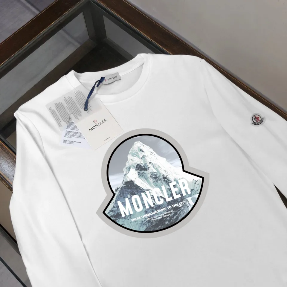P180, a non-off-the-shelf model, you can trust it. Moncler printed long-sleeved T-shirt, 240g breathable cotton fabric, very soft and comfortable texture, does not shrink, does not deform, does not ball), can be worn alone as a base layer. Original customized accessories, collar label, care mark, hangtag, packaging (perfect details) Color: White Black Size: XS S M L
