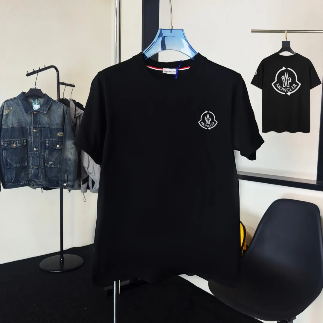 P140 Upgraded version "Mobile phone smart sensor ~ NFC chip armband ~ Direct access to the official website for anti-counterfeiting" "Moncler ~ Mouth Mouth" 2025 new high-quality round neck short-sleeved T-shirt. The cuffs have imported embroidered labels. Customized dyeing, very comfortable to touch. Super versatile and good-looking short-sleeved. Complete with three labels. Non-market ordinary version. Feel free to compare. Quality is absolutely guaranteed! ‼ First of all, this original fabric is all custom-woven with 32-count double yarn fabric, 250G, and the weight is the same‼ Fine workmanship, double waistcoat method, double waistcoat method, double waistcoat method makes the whole dress more three-dimensional, which is not a craft that ordinary T-shirts can achieve🤪 Size: S-M-L-XL-2XL Color: black, white, apricot, same style for men and women