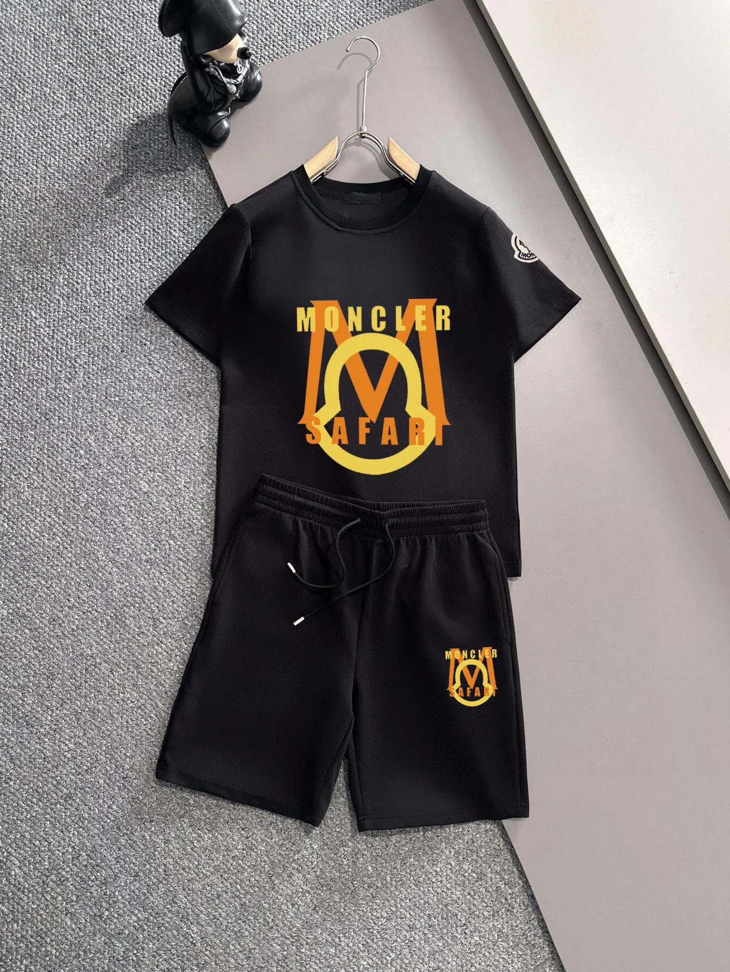 P280 Brand [MONCLER] 2025 new men’s short-sleeved shorts suit! Synchronous sales on the official website! High-end version on the market! It feels delicate and soft! Make you more comfortable to wear! The draped silhouette is awesome! Size: M-5XL (please state your height and weight when placing an order)