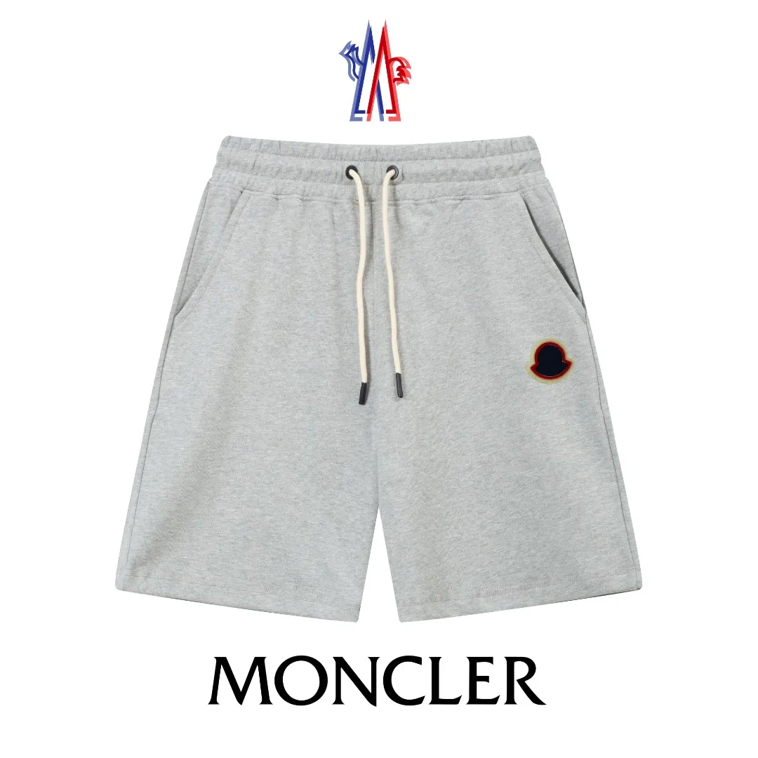P230 (top version, currency difference) ✨Moncler/Moncler SS show style Slim-fitting lines and simple printed letter Logo trendy shorts for men and women Compatible with all body shapes Black and white drawstring design on the waist elastic band Customized drawstring pockets with diagonal pocket design on both sides There is also a small pocket on the back Color: black gray Size S-XL