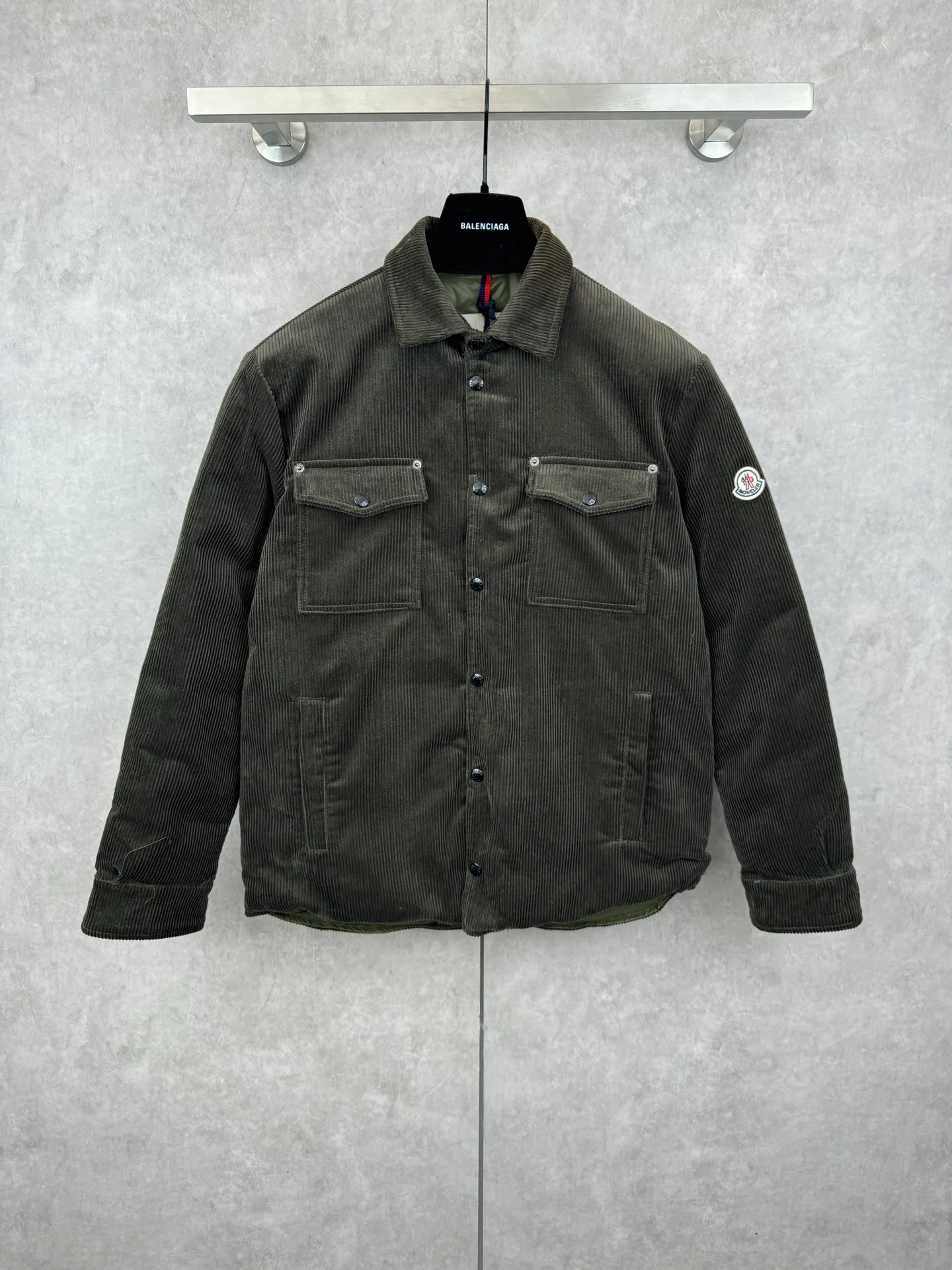 P780 Moncler 25SS new corduroy lapel cotton jacket SIZE 1/2/3/4 This jacket is made of corduroy fabric, with a four-button closure design, two logo pockets on the front, and Moncler’s classic armbands on the sleeves. It has a novel and unique style. The quilted design makes the entire garment warm and high-end. Highly recommended! Color: black green code number: 1 2 3 4