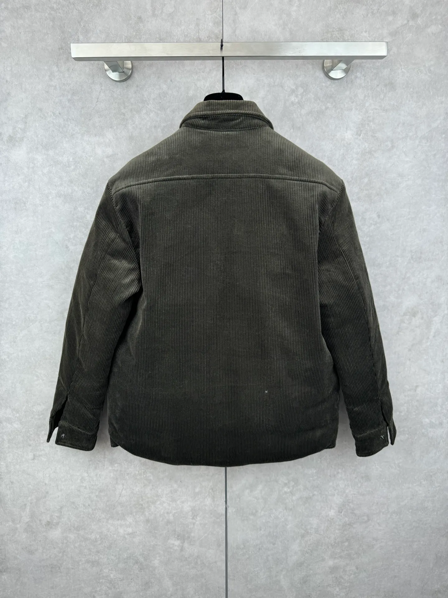 P780 Moncler 25SS new corduroy lapel cotton jacket SIZE 1/2/3/4 This jacket is made of corduroy fabric, with a four-button closure design, two logo pockets on the front, and Moncler’s classic armbands on the sleeves. It has a novel and unique style. The quilted design makes the entire garment warm and high-end. Highly recommended! Color: black green code number: 1 2 3 4