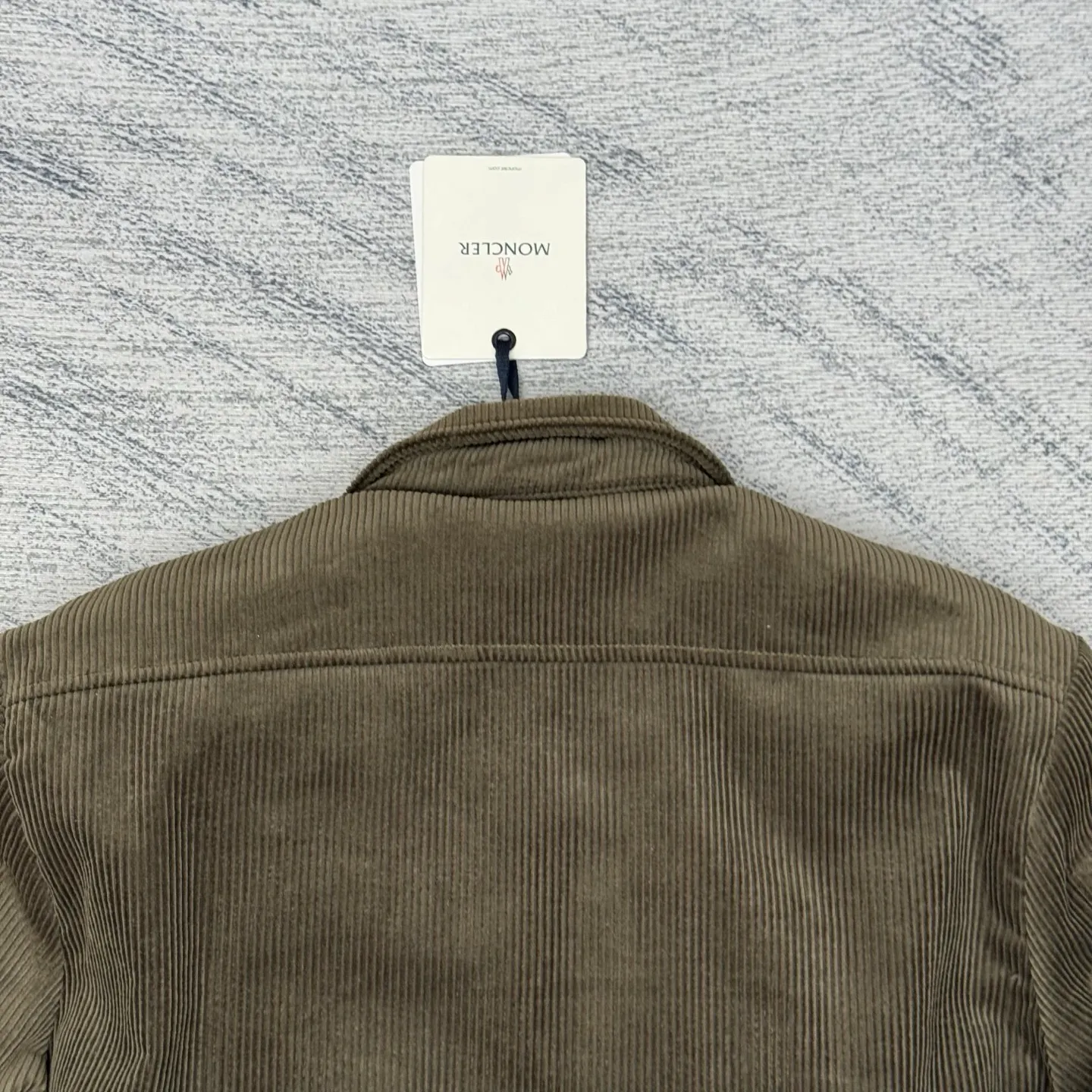 P780 Moncler 25SS new corduroy lapel cotton jacket SIZE 1/2/3/4 This jacket is made of corduroy fabric, with a four-button closure design, two logo pockets on the front, and Moncler’s classic armbands on the sleeves. It has a novel and unique style. The quilted design makes the entire garment warm and high-end. Highly recommended! Color: black green code number: 1 2 3 4