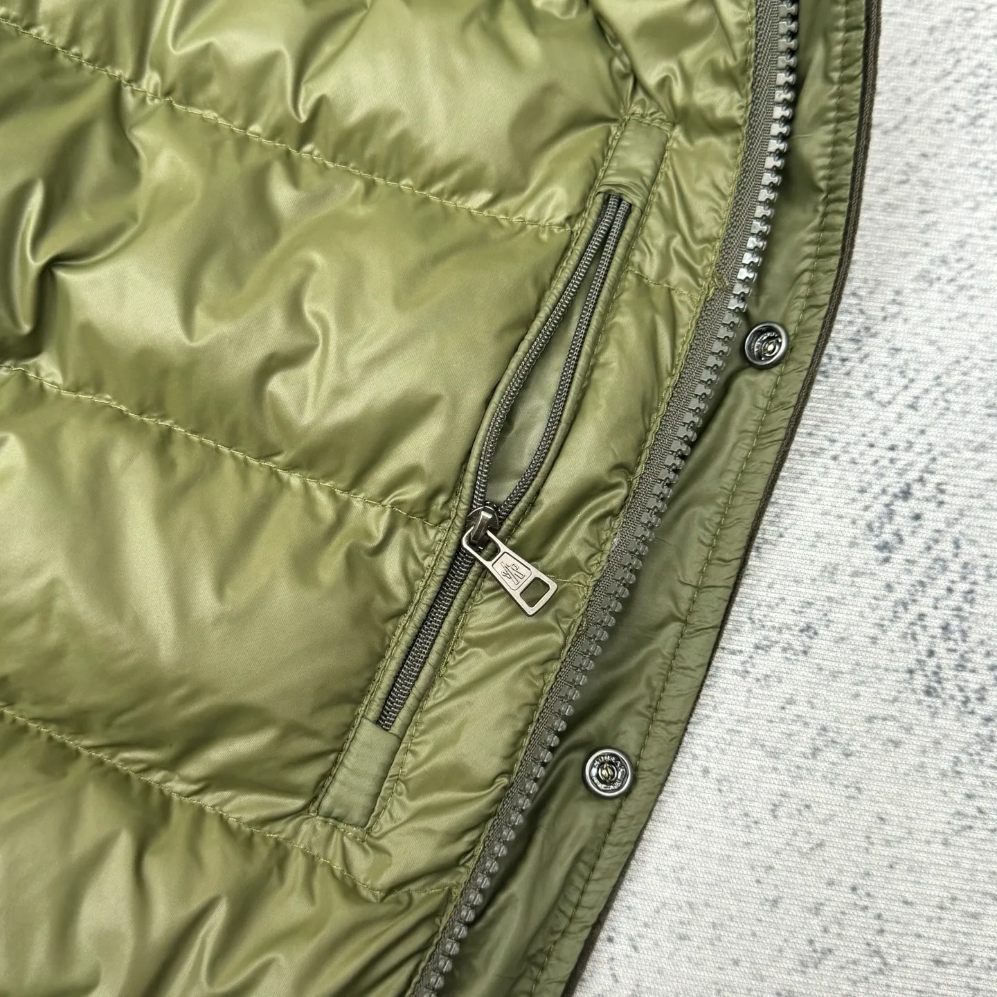 P780 Moncler 25SS new corduroy lapel cotton jacket SIZE 1/2/3/4 This jacket is made of corduroy fabric, with a four-button closure design, two logo pockets on the front, and Moncler’s classic armbands on the sleeves. It has a novel and unique style. The quilted design makes the entire garment warm and high-end. Highly recommended! Color: black green code number: 1 2 3 4