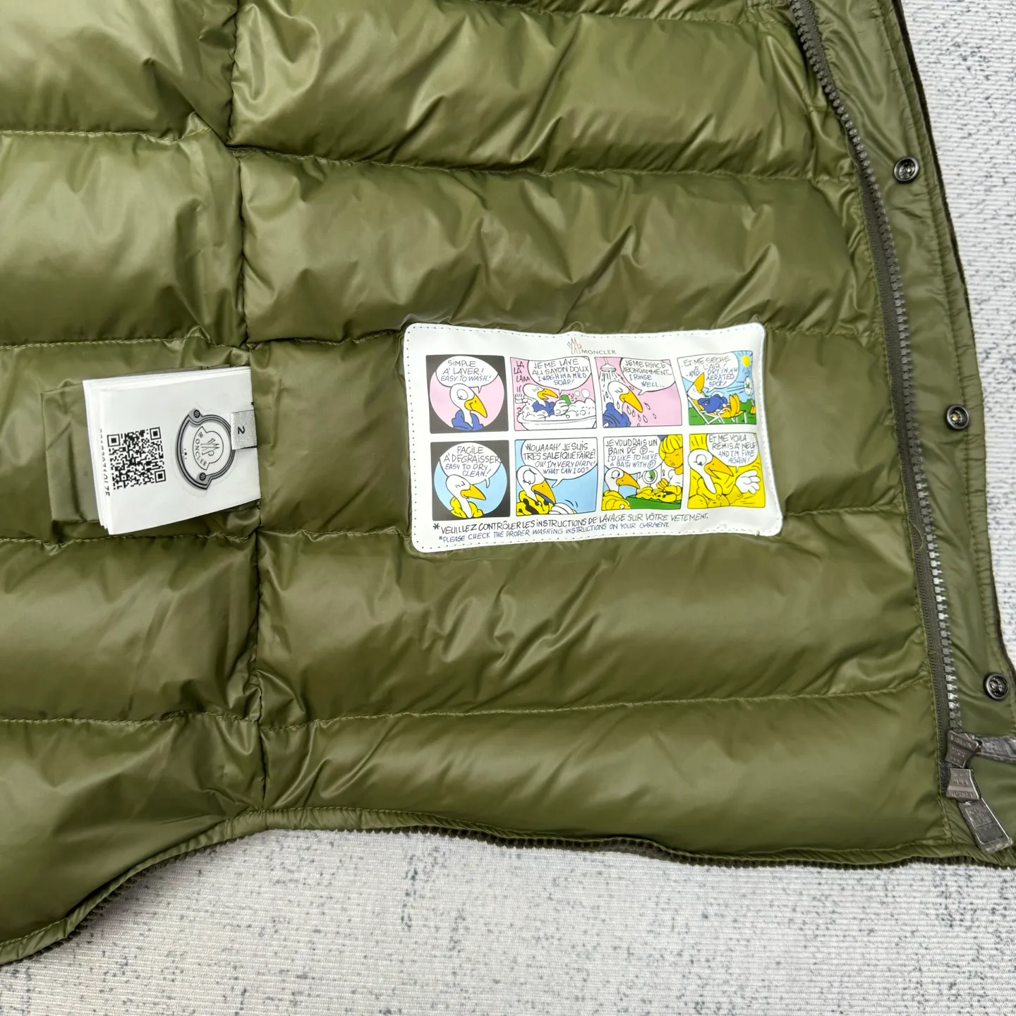 P780 Moncler 25SS new corduroy lapel cotton jacket SIZE 1/2/3/4 This jacket is made of corduroy fabric, with a four-button closure design, two logo pockets on the front, and Moncler’s classic armbands on the sleeves. It has a novel and unique style. The quilted design makes the entire garment warm and high-end. Highly recommended! Color: black green code number: 1 2 3 4