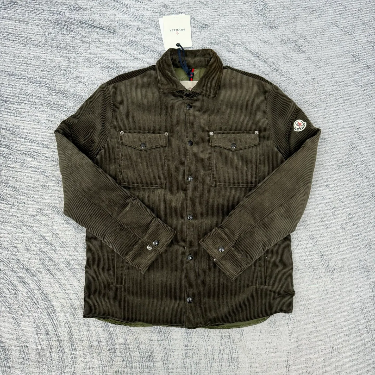 P780 Moncler 25SS new corduroy lapel cotton jacket SIZE 1/2/3/4 This jacket is made of corduroy fabric, with a four-button closure design, two logo pockets on the front, and Moncler’s classic armbands on the sleeves. It has a novel and unique style. The quilted design makes the entire garment warm and high-end. Highly recommended! Color: black green code number: 1 2 3 4