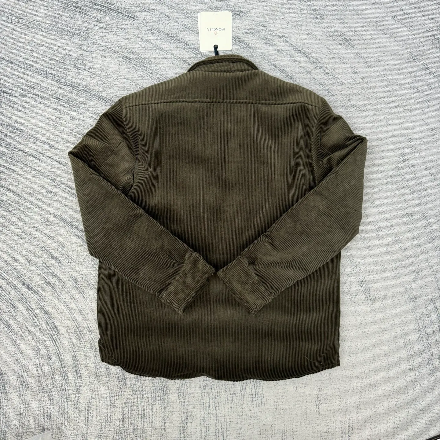 P780 Moncler 25SS new corduroy lapel cotton jacket SIZE 1/2/3/4 This jacket is made of corduroy fabric, with a four-button closure design, two logo pockets on the front, and Moncler’s classic armbands on the sleeves. It has a novel and unique style. The quilted design makes the entire garment warm and high-end. Highly recommended! Color: black green code number: 1 2 3 4