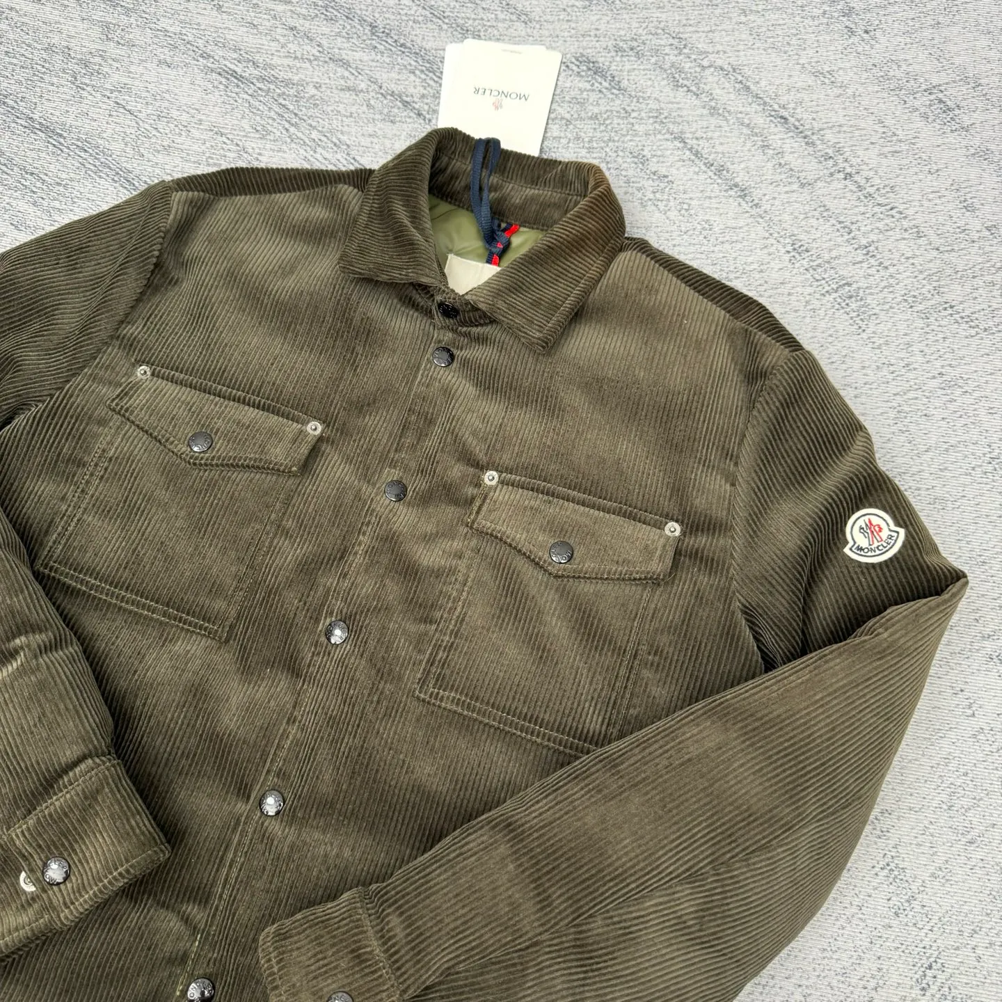 P780 Moncler 25SS new corduroy lapel cotton jacket SIZE 1/2/3/4 This jacket is made of corduroy fabric, with a four-button closure design, two logo pockets on the front, and Moncler’s classic armbands on the sleeves. It has a novel and unique style. The quilted design makes the entire garment warm and high-end. Highly recommended! Color: black green code number: 1 2 3 4