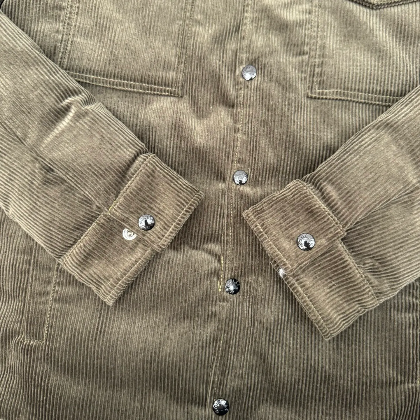 P780 Moncler 25SS new corduroy lapel cotton jacket SIZE 1/2/3/4 This jacket is made of corduroy fabric, with a four-button closure design, two logo pockets on the front, and Moncler’s classic armbands on the sleeves. It has a novel and unique style. The quilted design makes the entire garment warm and high-end. Highly recommended! Color: black green code number: 1 2 3 4