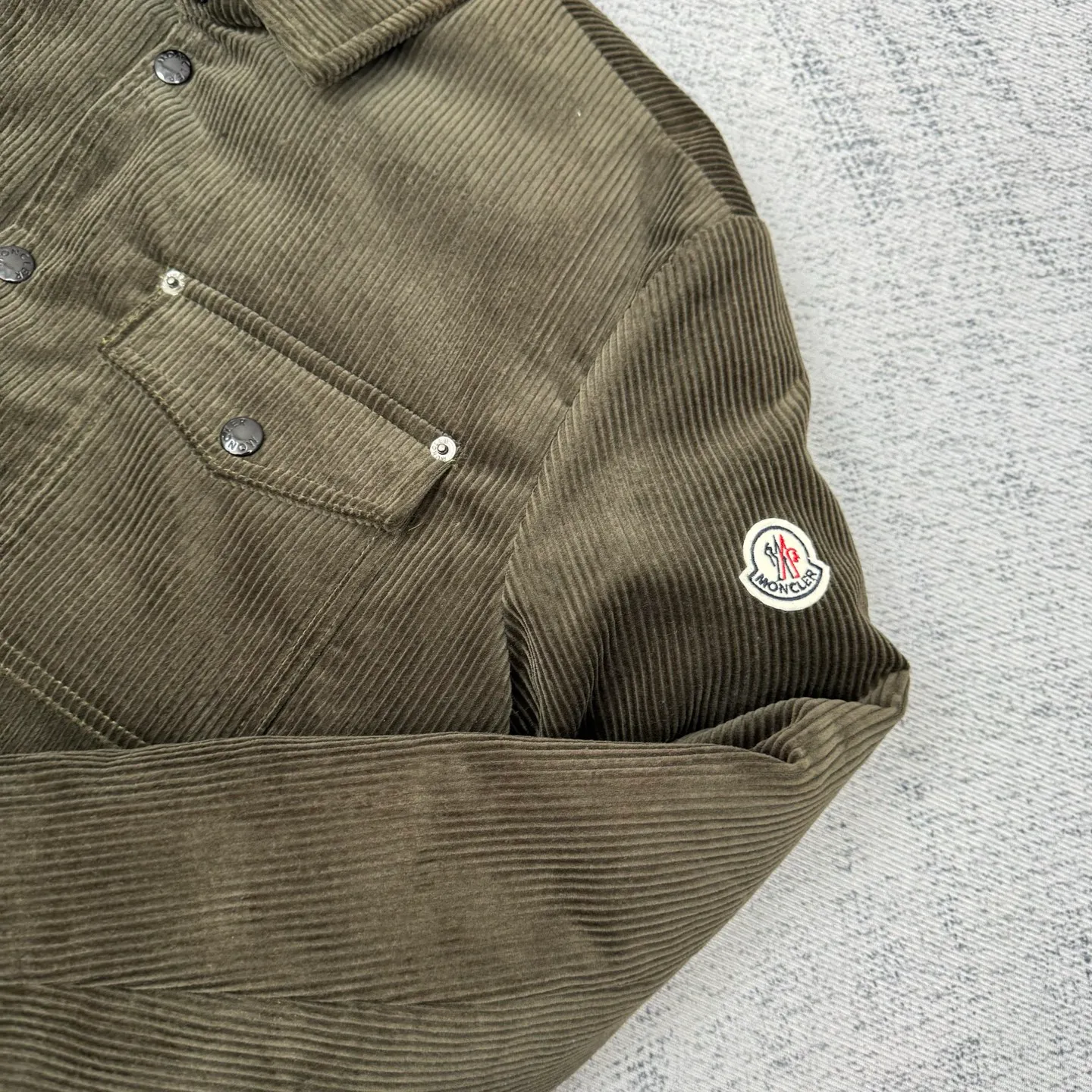 P780 Moncler 25SS new corduroy lapel cotton jacket SIZE 1/2/3/4 This jacket is made of corduroy fabric, with a four-button closure design, two logo pockets on the front, and Moncler’s classic armbands on the sleeves. It has a novel and unique style. The quilted design makes the entire garment warm and high-end. Highly recommended! Color: black green code number: 1 2 3 4