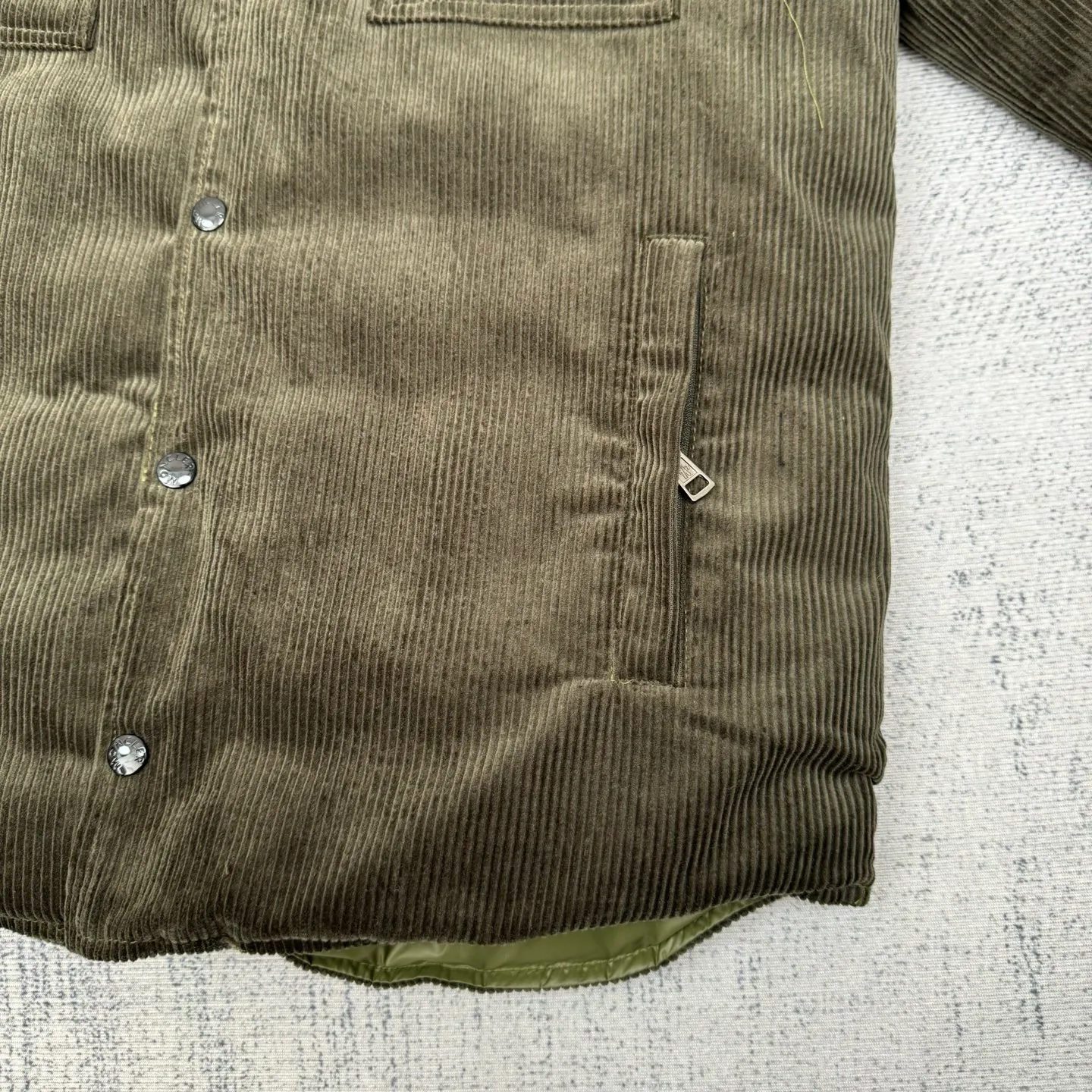 P780 Moncler 25SS new corduroy lapel cotton jacket SIZE 1/2/3/4 This jacket is made of corduroy fabric, with a four-button closure design, two logo pockets on the front, and Moncler’s classic armbands on the sleeves. It has a novel and unique style. The quilted design makes the entire garment warm and high-end. Highly recommended! Color: black green code number: 1 2 3 4