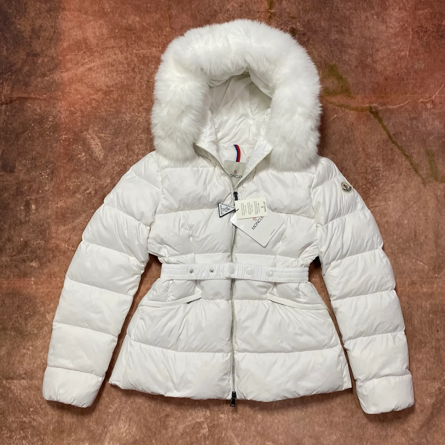 P960 Moncler Moncler muzzle removable fur collar elastic waistband lightweight nylon waist down jacket. Oversized hood, oversized fur collar, 100% imported Finnish fur collar, very, very high-end, hair needles are clearly defined, dense and fluffy, super high down filling, just the right length design, super slimming, very needed in the cold winter in the north! It is warm and simple and can be worn to create a slim waist, and the style design will never go out of style. It is easier and more comfortable to wear. It has excellent warmth retention, sufficient warmth and sufficient temperature. It is very slimming and waistline, without the slightest sense of bulk. It is 90% white goose down, with a down filling capacity of nearly 300g. The down has sufficient fluffiness and good velvet, and will not be trapped in the velvet! The shape is really great, elongating the body proportions, making you look taller and slimmer, double zipper pullers, exquisite hardware, hooded design, detachable fur collar, exquisite wiring workmanship, which further highlights the quality. A truly good product, it will be sought after wherever you go! Highly recommended! Size 1234