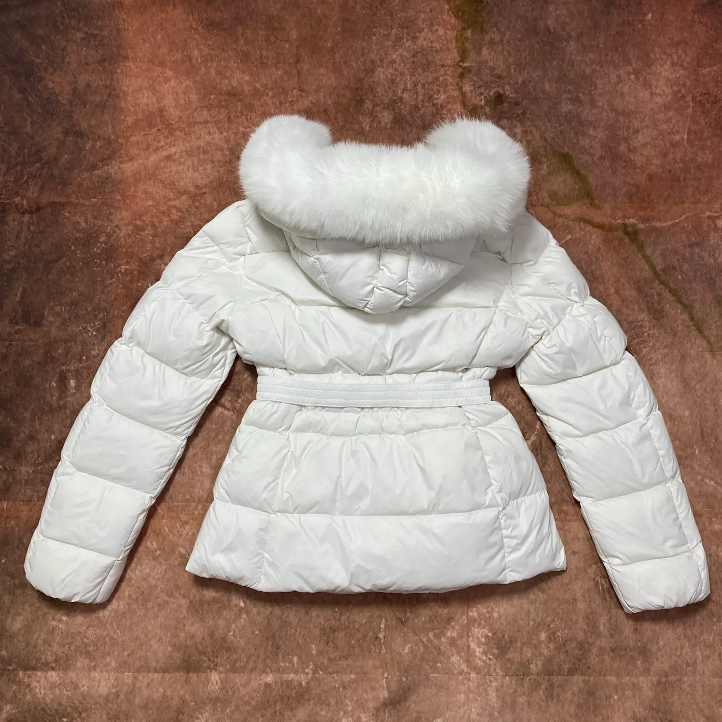 P960 Moncler Moncler muzzle removable fur collar elastic waistband lightweight nylon waist down jacket. Oversized hood, oversized fur collar, 100% imported Finnish fur collar, very, very high-end, hair needles are clearly defined, dense and fluffy, super high down filling, just the right length design, super slimming, very needed in the cold winter in the north! It is warm and simple and can be worn to create a slim waist, and the style design will never go out of style. It is easier and more comfortable to wear. It has excellent warmth retention, sufficient warmth and sufficient temperature. It is very slimming and waistline, without the slightest sense of bulk. It is 90% white goose down, with a down filling capacity of nearly 300g. The down has sufficient fluffiness and good velvet, and will not be trapped in the velvet! The shape is really great, elongating the body proportions, making you look taller and slimmer, double zipper pullers, exquisite hardware, hooded design, detachable fur collar, exquisite wiring workmanship, which further highlights the quality. A truly good product, it will be sought after wherever you go! Highly recommended! Size 1234