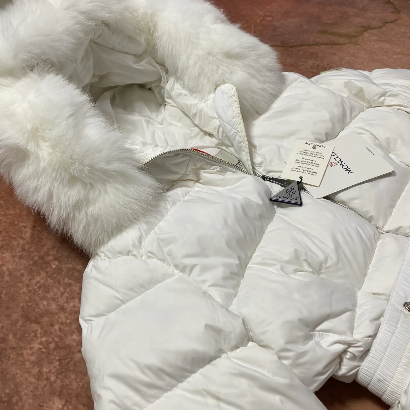 P960 Moncler Moncler muzzle removable fur collar elastic waistband lightweight nylon waist down jacket. Oversized hood, oversized fur collar, 100% imported Finnish fur collar, very, very high-end, hair needles are clearly defined, dense and fluffy, super high down filling, just the right length design, super slimming, very needed in the cold winter in the north! It is warm and simple and can be worn to create a slim waist, and the style design will never go out of style. It is easier and more comfortable to wear. It has excellent warmth retention, sufficient warmth and sufficient temperature. It is very slimming and waistline, without the slightest sense of bulk. It is 90% white goose down, with a down filling capacity of nearly 300g. The down has sufficient fluffiness and good velvet, and will not be trapped in the velvet! The shape is really great, elongating the body proportions, making you look taller and slimmer, double zipper pullers, exquisite hardware, hooded design, detachable fur collar, exquisite wiring workmanship, which further highlights the quality. A truly good product, it will be sought after wherever you go! Highly recommended! Size 1234