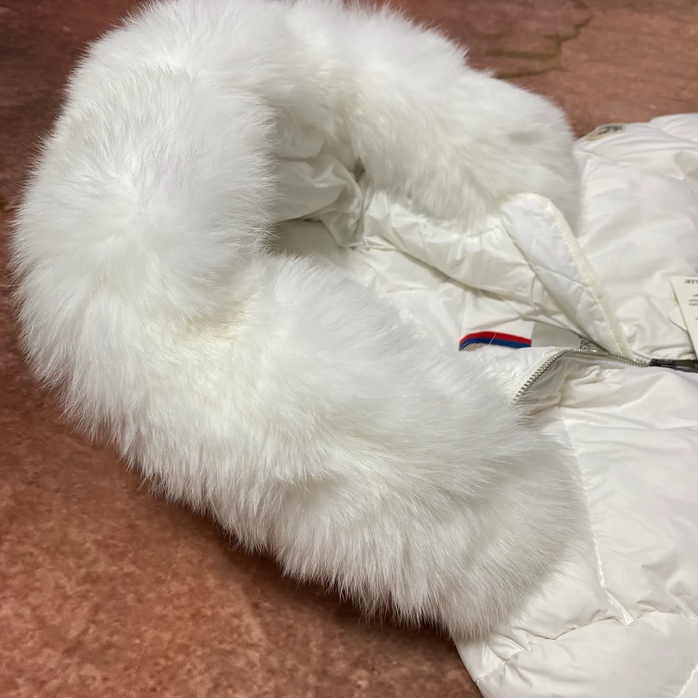 P960 Moncler Moncler muzzle removable fur collar elastic waistband lightweight nylon waist down jacket. Oversized hood, oversized fur collar, 100% imported Finnish fur collar, very, very high-end, hair needles are clearly defined, dense and fluffy, super high down filling, just the right length design, super slimming, very needed in the cold winter in the north! It is warm and simple and can be worn to create a slim waist, and the style design will never go out of style. It is easier and more comfortable to wear. It has excellent warmth retention, sufficient warmth and sufficient temperature. It is very slimming and waistline, without the slightest sense of bulk. It is 90% white goose down, with a down filling capacity of nearly 300g. The down has sufficient fluffiness and good velvet, and will not be trapped in the velvet! The shape is really great, elongating the body proportions, making you look taller and slimmer, double zipper pullers, exquisite hardware, hooded design, detachable fur collar, exquisite wiring workmanship, which further highlights the quality. A truly good product, it will be sought after wherever you go! Highly recommended! Size 1234