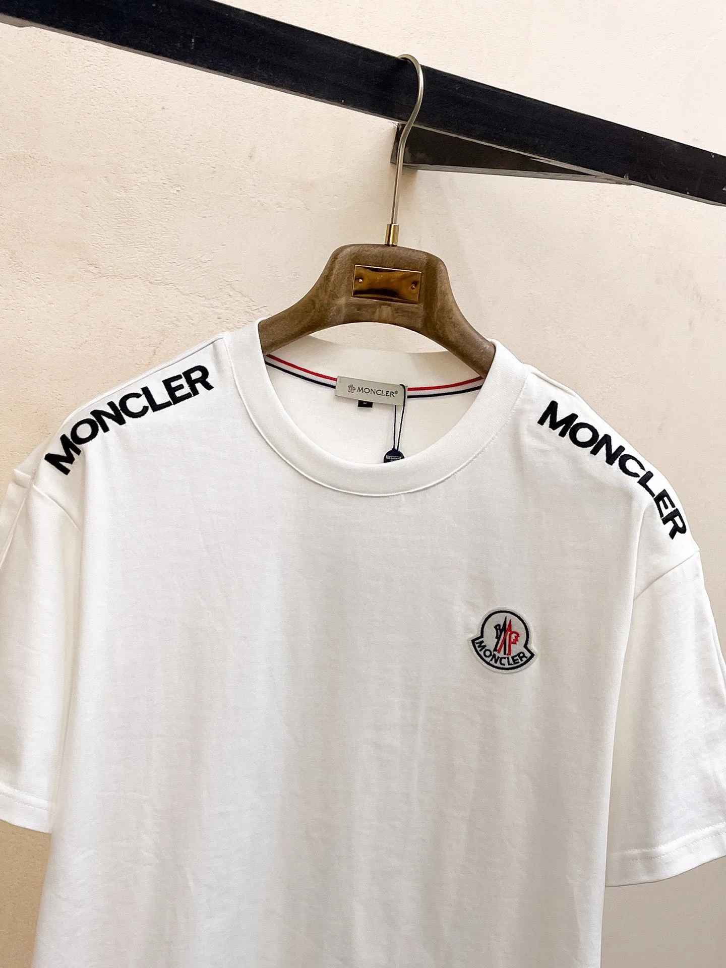 P560 Brand [MONCLER Mouth Covered] 2025 round neck short-sleeved shorts suit. The pure cotton fabric upper body will not be stuffy, and the smooth and comfortable skin-friendly effect is more breathable. The fabric has its own texture, classic logo craftsmanship, a new interpretation from a unique angle, and the first choice for fashion and versatility! Size: M-3XL (maximum wear: 190 pounds)