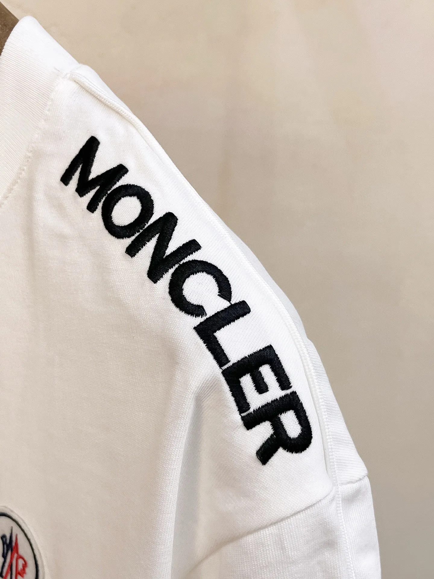 P560 Brand [MONCLER Mouth Covered] 2025 round neck short-sleeved shorts suit. The pure cotton fabric upper body will not be stuffy, and the smooth and comfortable skin-friendly effect is more breathable. The fabric has its own texture, classic logo craftsmanship, a new interpretation from a unique angle, and the first choice for fashion and versatility! Size: M-3XL (maximum wear: 190 pounds)