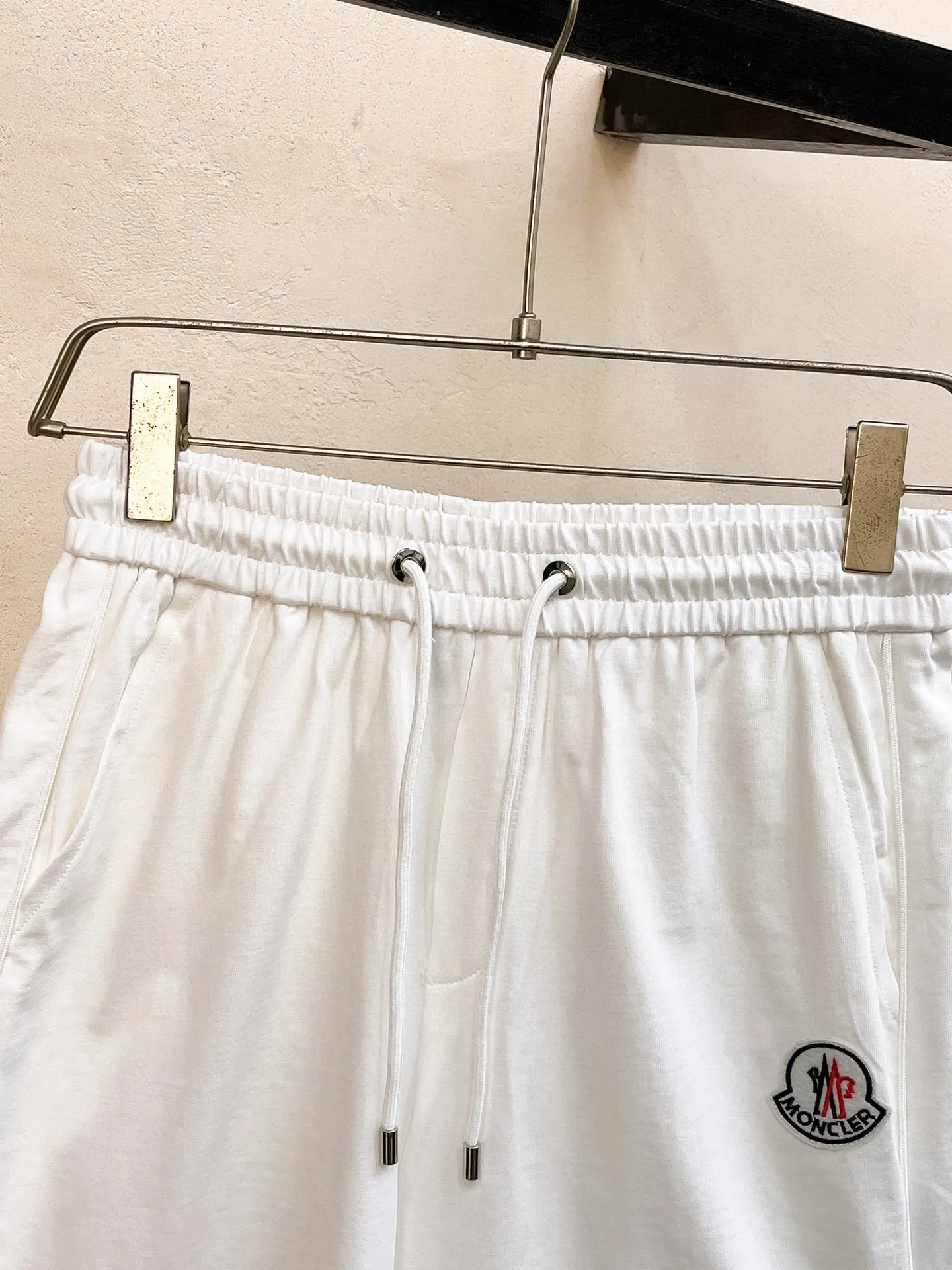 P560 Brand [MONCLER Mouth Covered] 2025 round neck short-sleeved shorts suit. The pure cotton fabric upper body will not be stuffy, and the smooth and comfortable skin-friendly effect is more breathable. The fabric has its own texture, classic logo craftsmanship, a new interpretation from a unique angle, and the first choice for fashion and versatility! Size: M-3XL (maximum wear: 190 pounds)