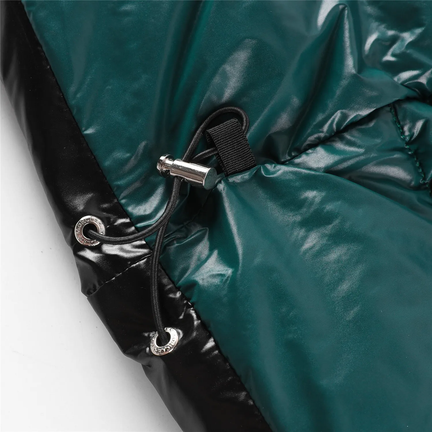 P860 Purchasing agent version, authentic version, new product MONCLER/muzzle with core film Moncler/Moncler mid-length hooded down jacket HANOVERIAN "down jacket" is a style loved by many celebrities. It is 90 GB down and 600g down filling (90 GB white duck down is priced at 840,000 per ton this year). The lower versions on the market are all made of fly knitting or low-density down. This kind of filler is very cheap. The clothes are very rigid and not soft. They feel prickly when worn. The most important thing is that they are not warm. There are many brands compared to Taobao's more than 100 cotton jackets. I have a genuine platform for Mongolian products that has been exported to Russia and Germany for many years. It can truly restore the original product one to one. We have extremely high requirements for auxiliary materials. We use bile cloth imported from the United States. The price is even close to the price of the fabric. It is high-density, super soft and anti-drilling. The fabric is nano-matte fabric with a density of 420T. It has good hand feel, high grade, good recovery and high resilience! Clothes are handmade products, and the skill of the workers is very important. The workers are all selected and have been working for many years. The public price is 1.5 times that of ordinary workers. Of course, the clothes produced are simply unmatched by small workshops outside. Size: 1-5 Brand name: MONCLER Material: 100% nylon Filling: 90% down, 10% feather 1---shoulder width 47/chest 116/length 106 2---shoulder width 48/chest 120/length 108 3---shoulder width 49/chest 124/length 109 4---shoulder width 50/chest 128/dress length 111 5---shoulder width 51/chest 132/dress length 112 Error 1~3cm