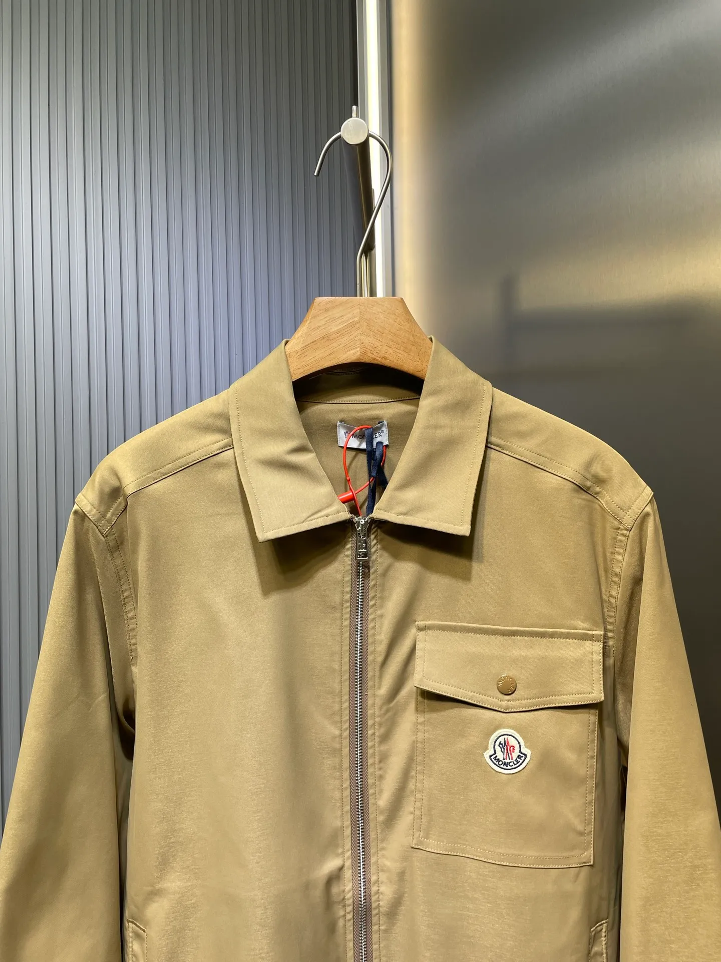 P520 Moncler 🌟【Top Original】Logo zipper shirt jacket. Custom-made high-quality cotton hidden pattern gabardine. Full of texture. Comfortable and close to the skin. The brown tone exudes restrained tenderness. The iconic Moncler logo embroidered logo is embellished on it to increase brand recognition. Simple and smooth lines. The zipper opening and closing also follows the principle of minimalism. Use simplicity as the pen and texture as the ink. Use the simplest elements. Outline the most moving fashion picture. Process 1: Use imported special machine infrared to position the "Moncler logo embroidery". The position is more accurate and strong. Process 2: Template machine opens the bag. The preset template guides the position, shape and size of the bag. The accuracy ensures the quality of the bag opening. Process 3: The fabrics are washed and have a better hand feel. Not easy to deform, not easy to shrink, not easy to fade, and maintain long-term beauty. Accessories: Customized 1:1 Moncler Embroidered logo, customized 1:1 Moncler snap button, customized 1:1 Moncler zipper, customized 1:1 Moncler trademark, version: loose version, size: S M L XL