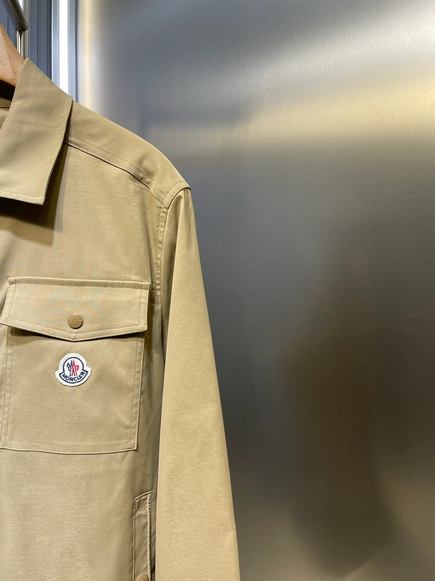 P520 Moncler 🌟【Top Original】Logo zipper shirt jacket. Custom-made high-quality cotton hidden pattern gabardine. Full of texture. Comfortable and close to the skin. The brown tone exudes restrained tenderness. The iconic Moncler logo embroidered logo is embellished on it to increase brand recognition. Simple and smooth lines. The zipper opening and closing also follows the principle of minimalism. Use simplicity as the pen and texture as the ink. Use the simplest elements. Outline the most moving fashion picture. Process 1: Use imported special machine infrared to position the "Moncler logo embroidery". The position is more accurate and strong. Process 2: Template machine opens the bag. The preset template guides the position, shape and size of the bag. The accuracy ensures the quality of the bag opening. Process 3: The fabrics are washed and have a better hand feel. Not easy to deform, not easy to shrink, not easy to fade, and maintain long-term beauty. Accessories: Customized 1:1 Moncler Embroidered logo, customized 1:1 Moncler snap button, customized 1:1 Moncler zipper, customized 1:1 Moncler trademark, version: loose version, size: S M L XL