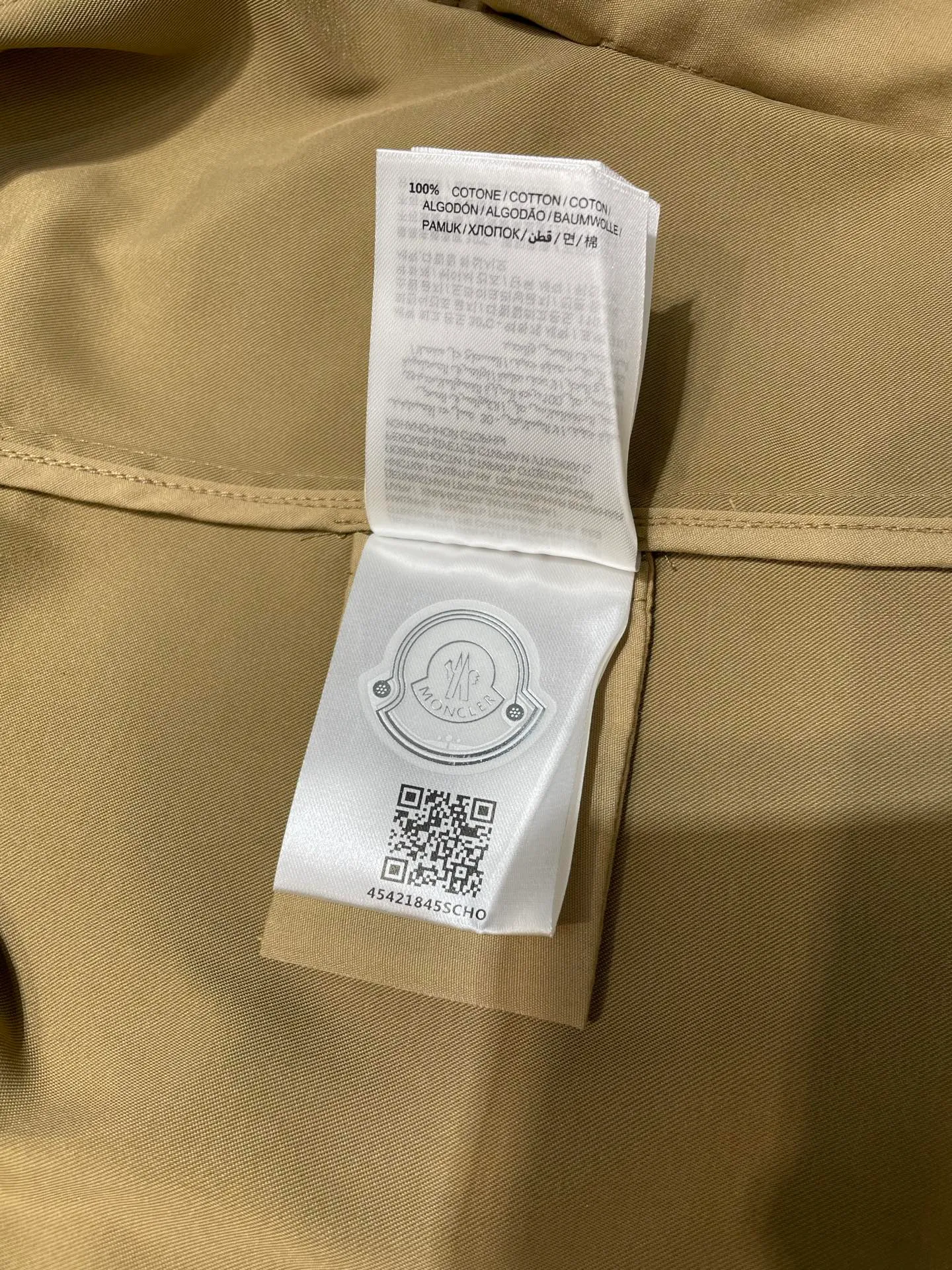 P520 Moncler 🌟【Top Original】Logo zipper shirt jacket. Custom-made high-quality cotton hidden pattern gabardine. Full of texture. Comfortable and close to the skin. The brown tone exudes restrained tenderness. The iconic Moncler logo embroidered logo is embellished on it to increase brand recognition. Simple and smooth lines. The zipper opening and closing also follows the principle of minimalism. Use simplicity as the pen and texture as the ink. Use the simplest elements. Outline the most moving fashion picture. Process 1: Use imported special machine infrared to position the "Moncler logo embroidery". The position is more accurate and strong. Process 2: Template machine opens the bag. The preset template guides the position, shape and size of the bag. The accuracy ensures the quality of the bag opening. Process 3: The fabrics are washed and have a better hand feel. Not easy to deform, not easy to shrink, not easy to fade, and maintain long-term beauty. Accessories: Customized 1:1 Moncler Embroidered logo, customized 1:1 Moncler snap button, customized 1:1 Moncler zipper, customized 1:1 Moncler trademark, version: loose version, size: S M L XL