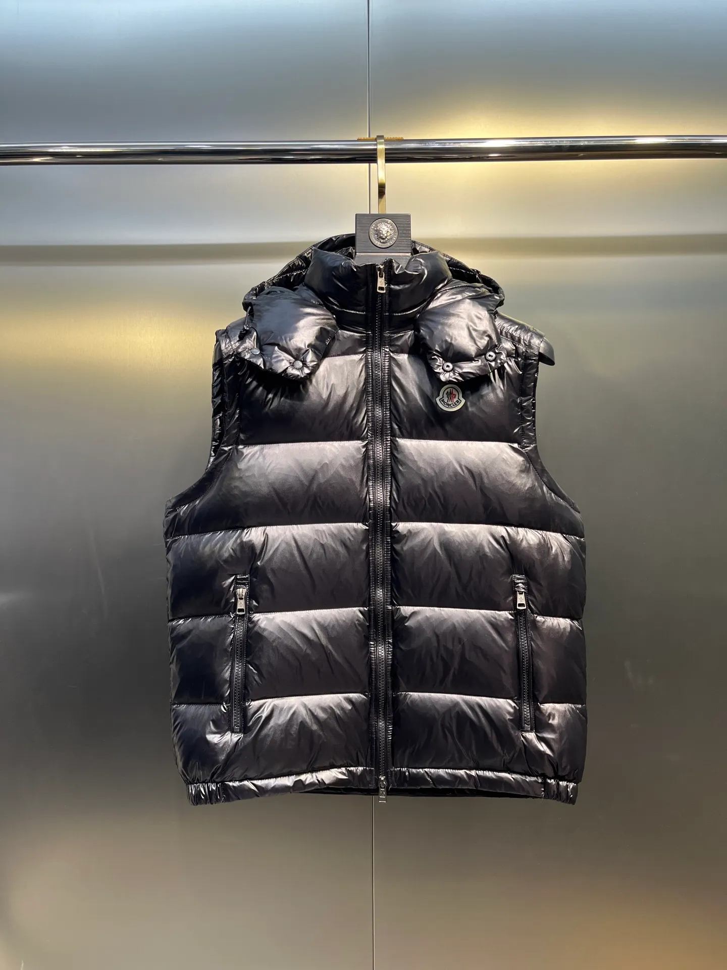 P530 MONCLER 🌟Mandou-style high-version hooded down vest for couples. A super popular item, made in a unique street punk style. High-standard down vest jacket for couples. The most popular style at the moment. Made of M's signature matte technical waterproof fabric, the fabric feels smooth and very textured, and is equipped with classic rectangular quilting to ensure the even distribution of down inside, bringing the ultimate warm and comfortable wearing experience, and it is also very fashionable and stylish! It is filled with imported European standard 90% velvet, which can effectively lock in and collect heat. You can feel its plump state by looking at the actual pictures. It is quite light on the upper body and does not feel bloated at all! The quality is definitely at the same level as the same counter. Friends who have ultra-high standards and pursuit of quality are recommended to buy it now. Color: Black Size: 1 2 3 4 5