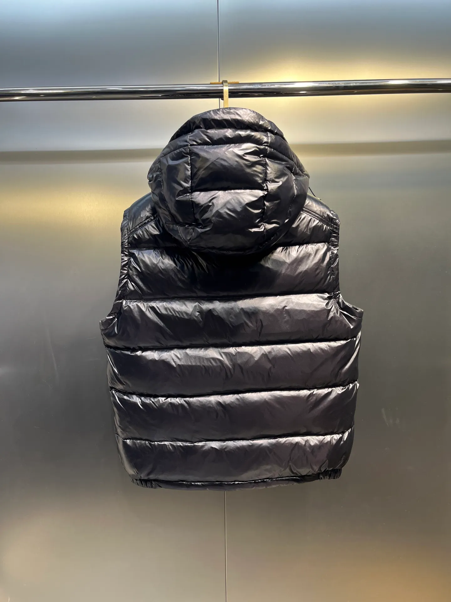 P530 MONCLER 🌟Mandou-style high-version hooded down vest for couples. A super popular item, made in a unique street punk style. High-standard down vest jacket for couples. The most popular style at the moment. Made of M's signature matte technical waterproof fabric, the fabric feels smooth and very textured, and is equipped with classic rectangular quilting to ensure the even distribution of down inside, bringing the ultimate warm and comfortable wearing experience, and it is also very fashionable and stylish! It is filled with imported European standard 90% velvet, which can effectively lock in and collect heat. You can feel its plump state by looking at the actual pictures. It is quite light on the upper body and does not feel bloated at all! The quality is definitely at the same level as the same counter. Friends who have ultra-high standards and pursuit of quality are recommended to buy it now. Color: Black Size: 1 2 3 4 5
