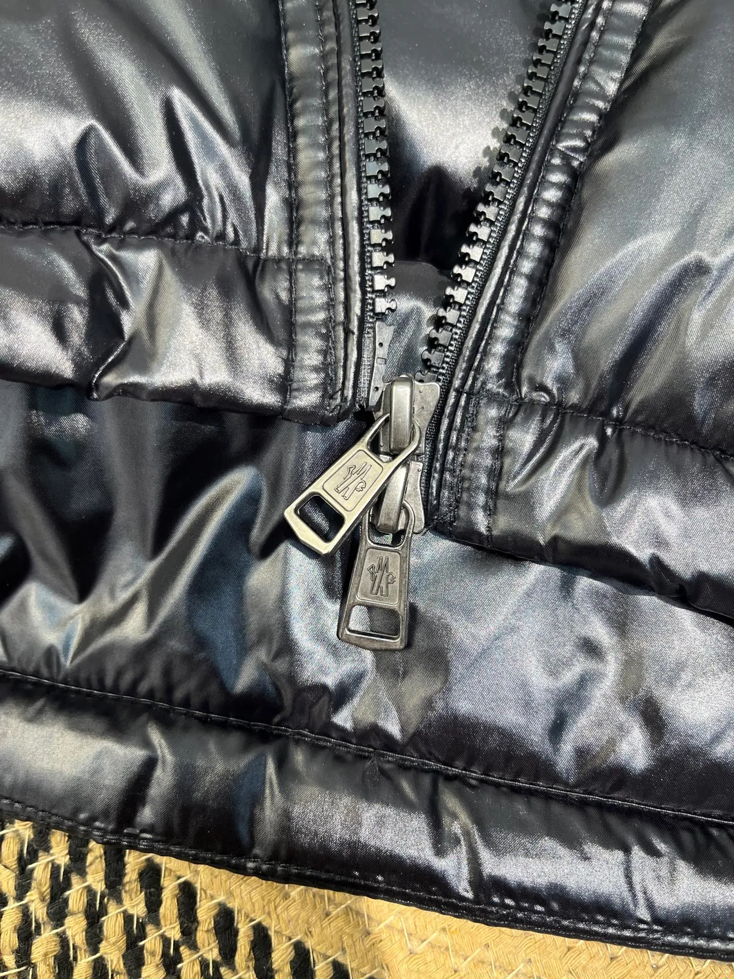 P530 MONCLER 🌟Mandou-style high-version hooded down vest for couples. A super popular item, made in a unique street punk style. High-standard down vest jacket for couples. The most popular style at the moment. Made of M's signature matte technical waterproof fabric, the fabric feels smooth and very textured, and is equipped with classic rectangular quilting to ensure the even distribution of down inside, bringing the ultimate warm and comfortable wearing experience, and it is also very fashionable and stylish! It is filled with imported European standard 90% velvet, which can effectively lock in and collect heat. You can feel its plump state by looking at the actual pictures. It is quite light on the upper body and does not feel bloated at all! The quality is definitely at the same level as the same counter. Friends who have ultra-high standards and pursuit of quality are recommended to buy it now. Color: Black Size: 1 2 3 4 5
