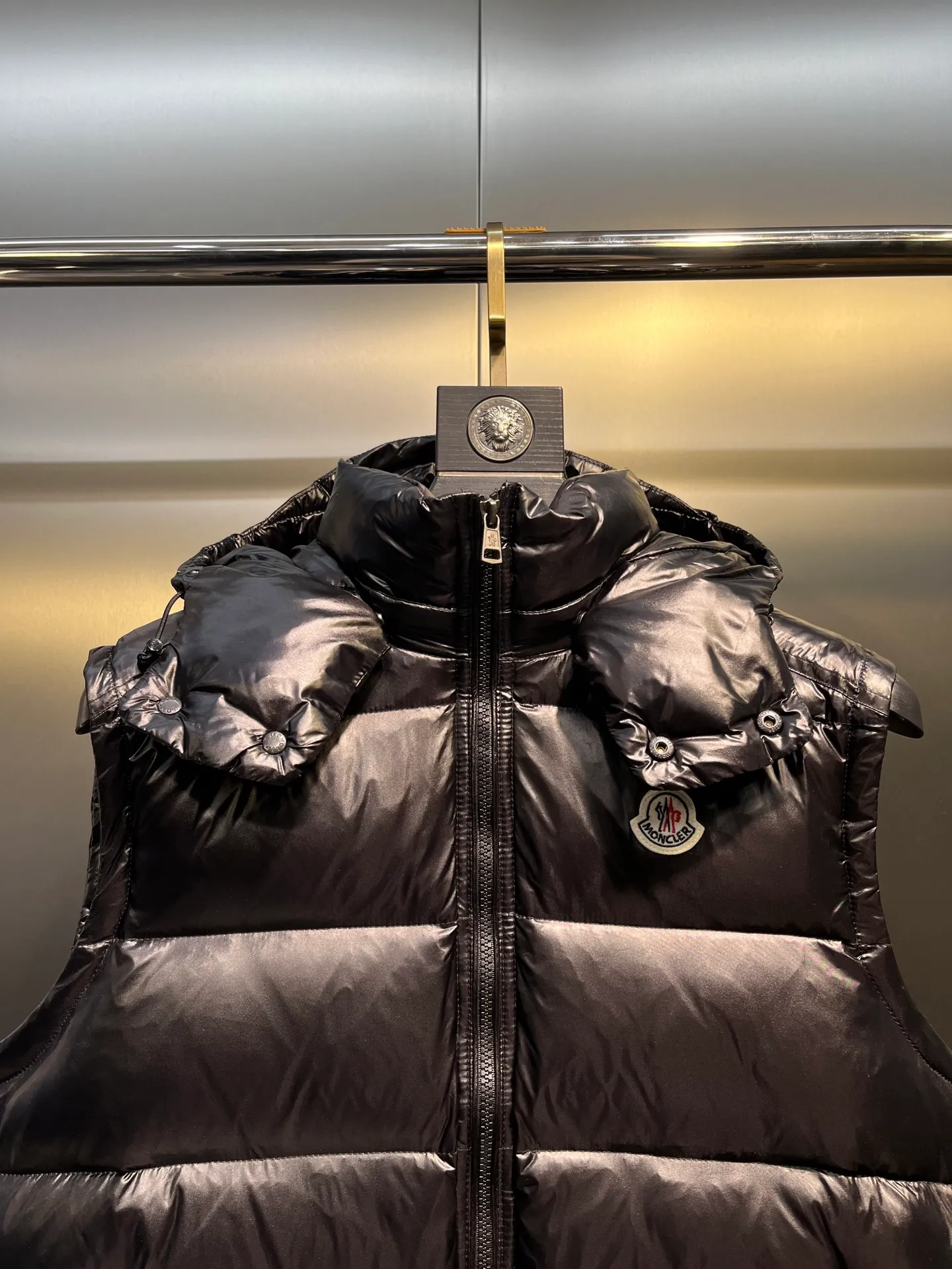 P530 MONCLER 🌟Mandou-style high-version hooded down vest for couples. A super popular item, made in a unique street punk style. High-standard down vest jacket for couples. The most popular style at the moment. Made of M's signature matte technical waterproof fabric, the fabric feels smooth and very textured, and is equipped with classic rectangular quilting to ensure the even distribution of down inside, bringing the ultimate warm and comfortable wearing experience, and it is also very fashionable and stylish! It is filled with imported European standard 90% velvet, which can effectively lock in and collect heat. You can feel its plump state by looking at the actual pictures. It is quite light on the upper body and does not feel bloated at all! The quality is definitely at the same level as the same counter. Friends who have ultra-high standards and pursuit of quality are recommended to buy it now. Color: Black Size: 1 2 3 4 5