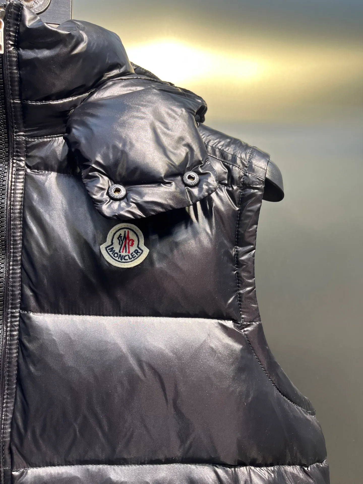 P530 MONCLER 🌟Mandou-style high-version hooded down vest for couples. A super popular item, made in a unique street punk style. High-standard down vest jacket for couples. The most popular style at the moment. Made of M's signature matte technical waterproof fabric, the fabric feels smooth and very textured, and is equipped with classic rectangular quilting to ensure the even distribution of down inside, bringing the ultimate warm and comfortable wearing experience, and it is also very fashionable and stylish! It is filled with imported European standard 90% velvet, which can effectively lock in and collect heat. You can feel its plump state by looking at the actual pictures. It is quite light on the upper body and does not feel bloated at all! The quality is definitely at the same level as the same counter. Friends who have ultra-high standards and pursuit of quality are recommended to buy it now. Color: Black Size: 1 2 3 4 5