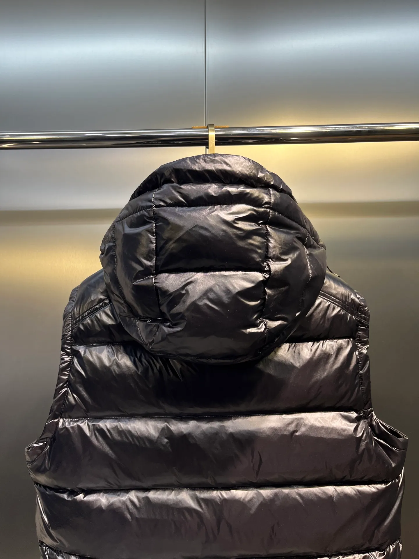 P530 MONCLER 🌟Mandou-style high-version hooded down vest for couples. A super popular item, made in a unique street punk style. High-standard down vest jacket for couples. The most popular style at the moment. Made of M's signature matte technical waterproof fabric, the fabric feels smooth and very textured, and is equipped with classic rectangular quilting to ensure the even distribution of down inside, bringing the ultimate warm and comfortable wearing experience, and it is also very fashionable and stylish! It is filled with imported European standard 90% velvet, which can effectively lock in and collect heat. You can feel its plump state by looking at the actual pictures. It is quite light on the upper body and does not feel bloated at all! The quality is definitely at the same level as the same counter. Friends who have ultra-high standards and pursuit of quality are recommended to buy it now. Color: Black Size: 1 2 3 4 5