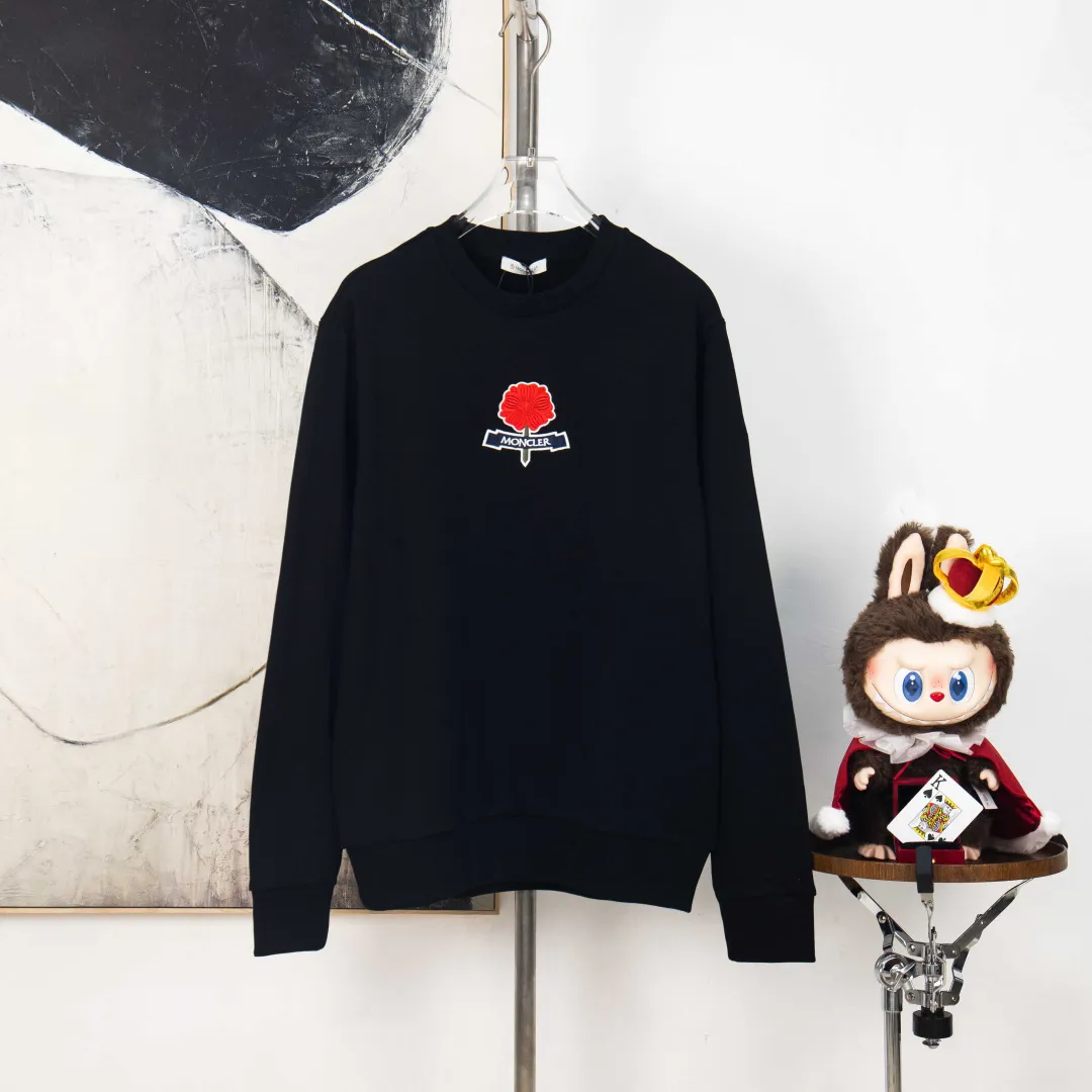 P400 💰 zp version [Exclusive supply] MONCLER embroidered flower logo sweatshirt Fabric: Made of 380g double-strand pure cotton terry. Fabric: Thread with 1*1 double yarn thread. Matching dyeing in the same vat. Technology: The embroidery adopts 3D three-dimensional embroidery technology, and the original computer scan and print is restored 1:1. There is a brand logo icon in the middle of the flower, as well as MONCLER embroidery. This cotton-blend sweatshirt is inspired by Grenoble's coat of arms and features a floral logo patch. Pair with matching T-shirt and shorts for a casual ensemble. Round neck made of cotton and modal blended fleece fabric Embroidered flower logo patch Accessories: Customized 1:1 washed trademark Craftsmanship: Customized 1:1 embroidered armband Craftsmanship: Customized 1:1 flower embroidery Size: S M L XL Color: Black Number: XS10181
