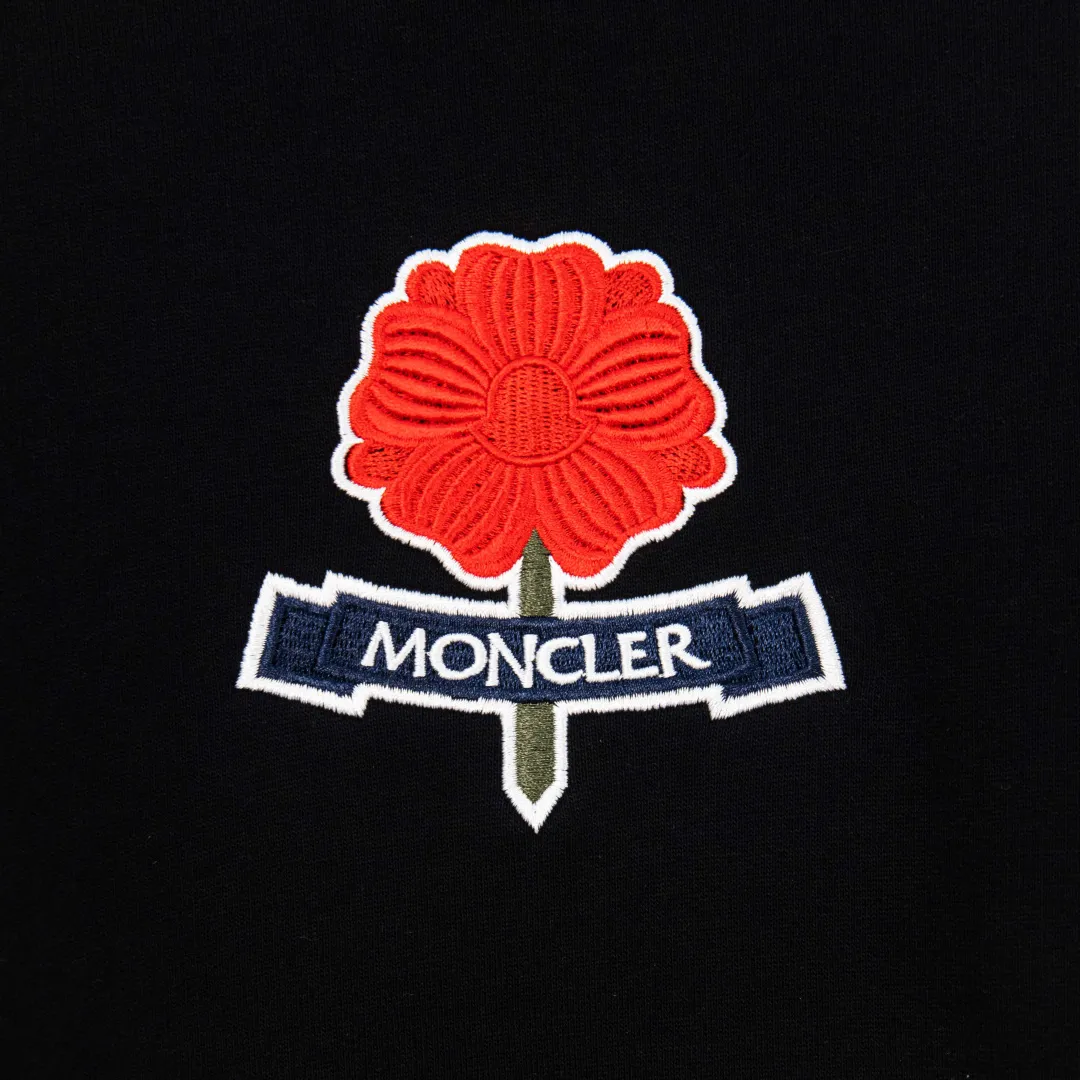 P400 💰 zp version [Exclusive supply] MONCLER embroidered flower logo sweatshirt Fabric: Made of 380g double-strand pure cotton terry. Fabric: Thread with 1*1 double yarn thread. Matching dyeing in the same vat. Technology: The embroidery adopts 3D three-dimensional embroidery technology, and the original computer scan and print is restored 1:1. There is a brand logo icon in the middle of the flower, as well as MONCLER embroidery. This cotton-blend sweatshirt is inspired by Grenoble's coat of arms and features a floral logo patch. Pair with matching T-shirt and shorts for a casual ensemble. Round neck made of cotton and modal blended fleece fabric Embroidered flower logo patch Accessories: Customized 1:1 washed trademark Craftsmanship: Customized 1:1 embroidered armband Craftsmanship: Customized 1:1 flower embroidery Size: S M L XL Color: Black Number: XS10181