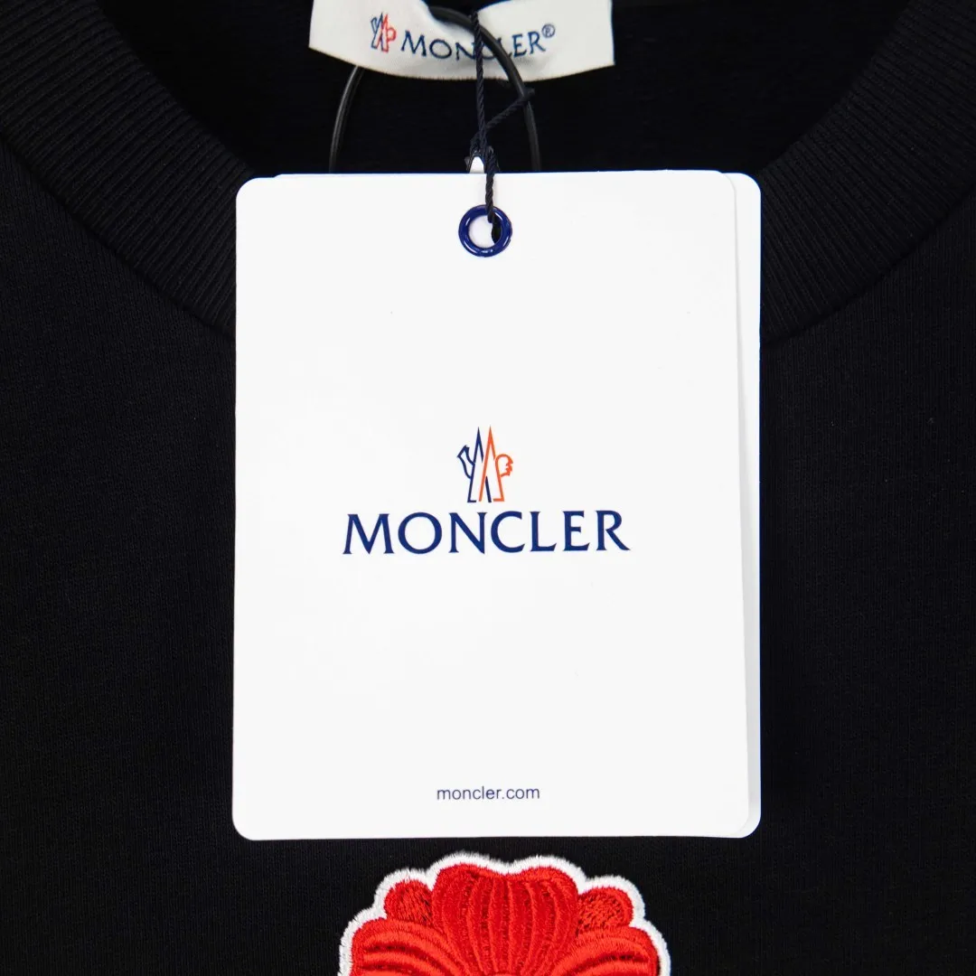 P400 💰 zp version [Exclusive supply] MONCLER embroidered flower logo sweatshirt Fabric: Made of 380g double-strand pure cotton terry. Fabric: Thread with 1*1 double yarn thread. Matching dyeing in the same vat. Technology: The embroidery adopts 3D three-dimensional embroidery technology, and the original computer scan and print is restored 1:1. There is a brand logo icon in the middle of the flower, as well as MONCLER embroidery. This cotton-blend sweatshirt is inspired by Grenoble's coat of arms and features a floral logo patch. Pair with matching T-shirt and shorts for a casual ensemble. Round neck made of cotton and modal blended fleece fabric Embroidered flower logo patch Accessories: Customized 1:1 washed trademark Craftsmanship: Customized 1:1 embroidered armband Craftsmanship: Customized 1:1 flower embroidery Size: S M L XL Color: Black Number: XS10181