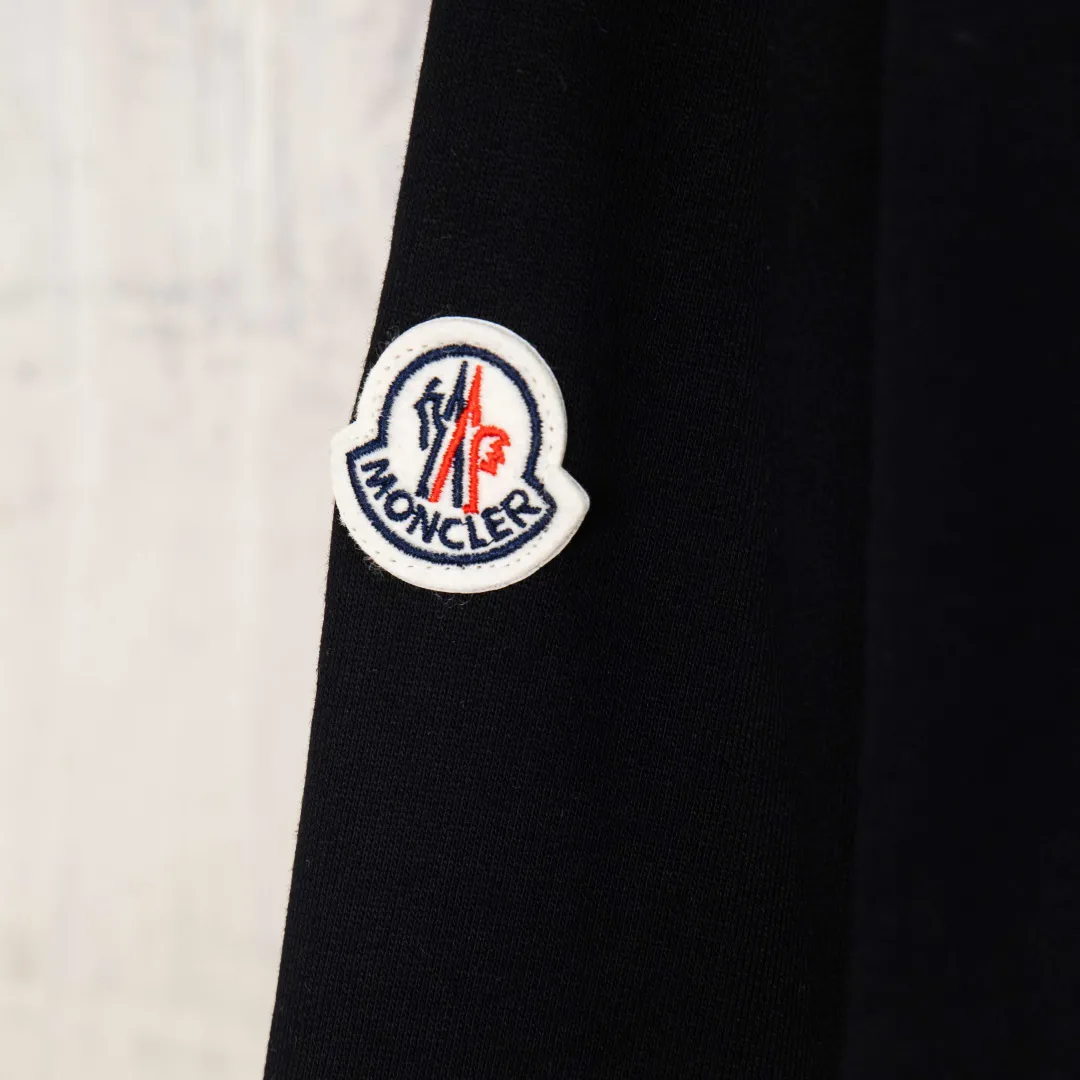 P400 💰 zp version [Exclusive supply] MONCLER embroidered flower logo sweatshirt Fabric: Made of 380g double-strand pure cotton terry. Fabric: Thread with 1*1 double yarn thread. Matching dyeing in the same vat. Technology: The embroidery adopts 3D three-dimensional embroidery technology, and the original computer scan and print is restored 1:1. There is a brand logo icon in the middle of the flower, as well as MONCLER embroidery. This cotton-blend sweatshirt is inspired by Grenoble's coat of arms and features a floral logo patch. Pair with matching T-shirt and shorts for a casual ensemble. Round neck made of cotton and modal blended fleece fabric Embroidered flower logo patch Accessories: Customized 1:1 washed trademark Craftsmanship: Customized 1:1 embroidered armband Craftsmanship: Customized 1:1 flower embroidery Size: S M L XL Color: Black Number: XS10181
