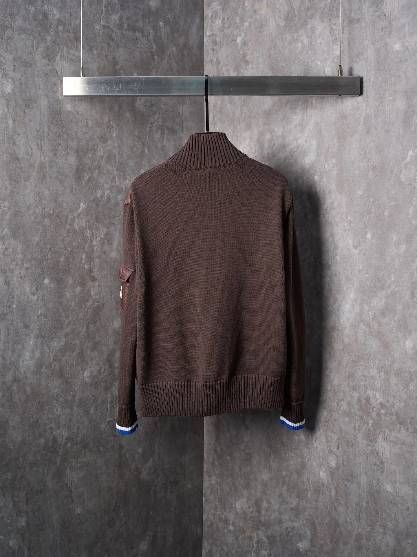 P670 Actual hanging auction] MONCLER/Muzzled Contrast trimmed wool stitching stand collar zipper down jacket [Color] Black Maroon [Ready Stock] S/1 M/2 L/3 XL/4 This zipper cardigan is paired with a stuffed down front, making it easy to create a look in all seasons. Inspired by the brand's heritage, it is embellished with three-color trim. A medium-weight knit that can easily be worn as an outer layer in milder weather, it's a practical addition to a versatile wardrobe. Made of cotton with Airsoft down front filling, flat stitch 7-gauge collar with tricolor trim, zipper closure, zippered pockets, logo patch