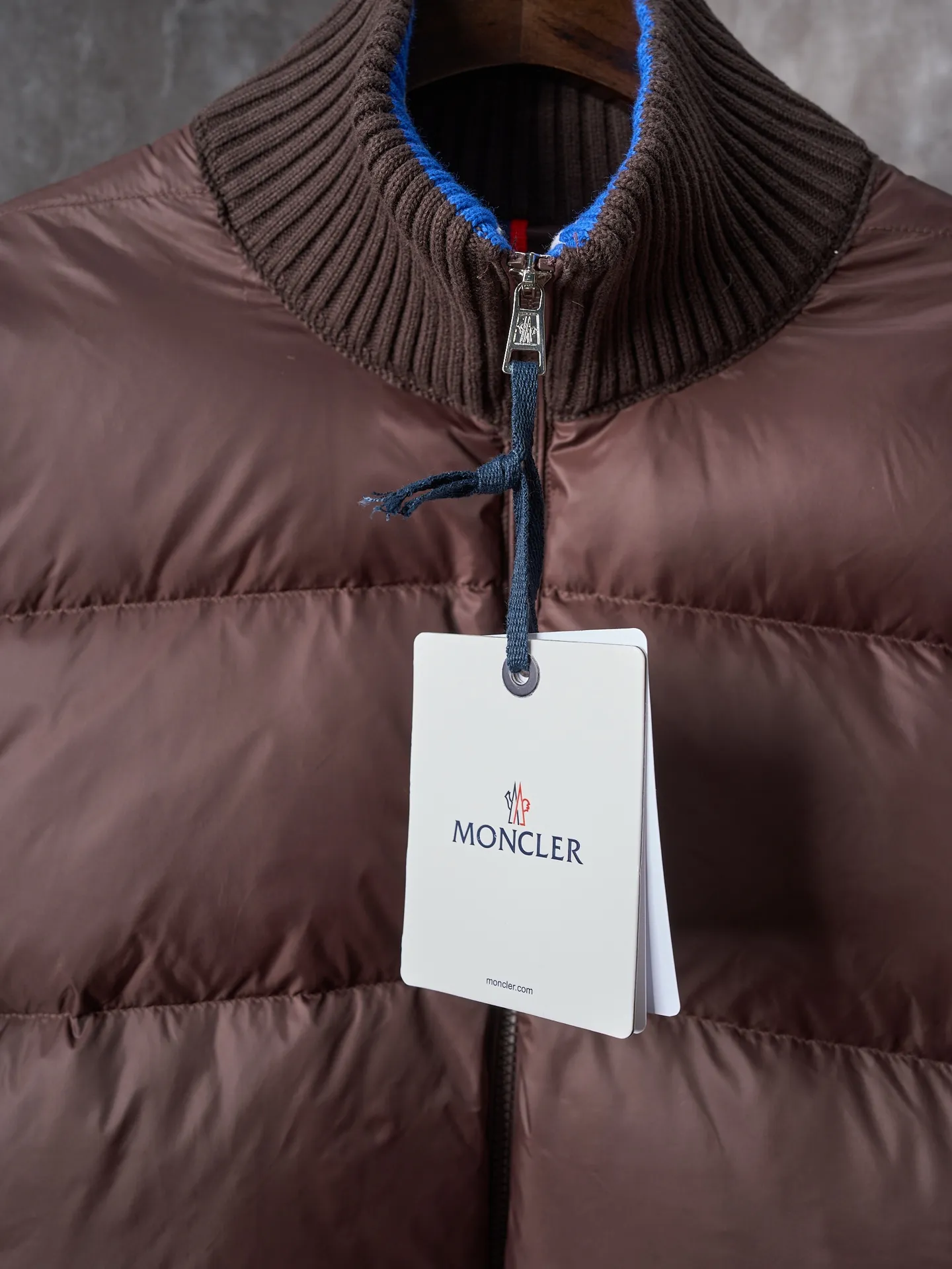 P670 Actual hanging auction] MONCLER/Muzzled Contrast trimmed wool stitching stand collar zipper down jacket [Color] Black Maroon [Ready Stock] S/1 M/2 L/3 XL/4 This zipper cardigan is paired with a stuffed down front, making it easy to create a look in all seasons. Inspired by the brand's heritage, it is embellished with three-color trim. A medium-weight knit that can easily be worn as an outer layer in milder weather, it's a practical addition to a versatile wardrobe. Made of cotton with Airsoft down front filling, flat stitch 7-gauge collar with tricolor trim, zipper closure, zippered pockets, logo patch