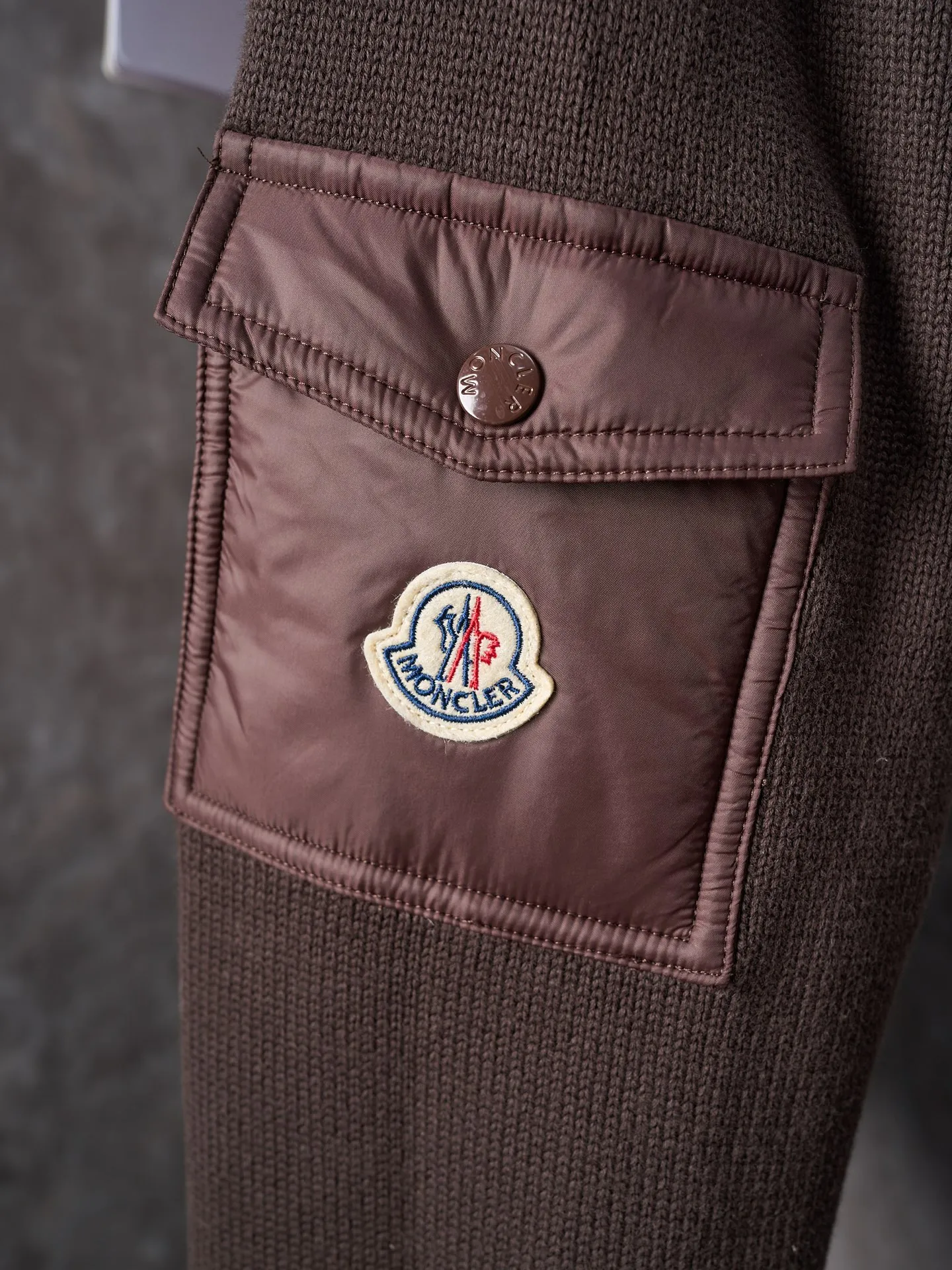 P670 Actual hanging auction] MONCLER/Muzzled Contrast trimmed wool stitching stand collar zipper down jacket [Color] Black Maroon [Ready Stock] S/1 M/2 L/3 XL/4 This zipper cardigan is paired with a stuffed down front, making it easy to create a look in all seasons. Inspired by the brand's heritage, it is embellished with three-color trim. A medium-weight knit that can easily be worn as an outer layer in milder weather, it's a practical addition to a versatile wardrobe. Made of cotton with Airsoft down front filling, flat stitch 7-gauge collar with tricolor trim, zipper closure, zippered pockets, logo patch