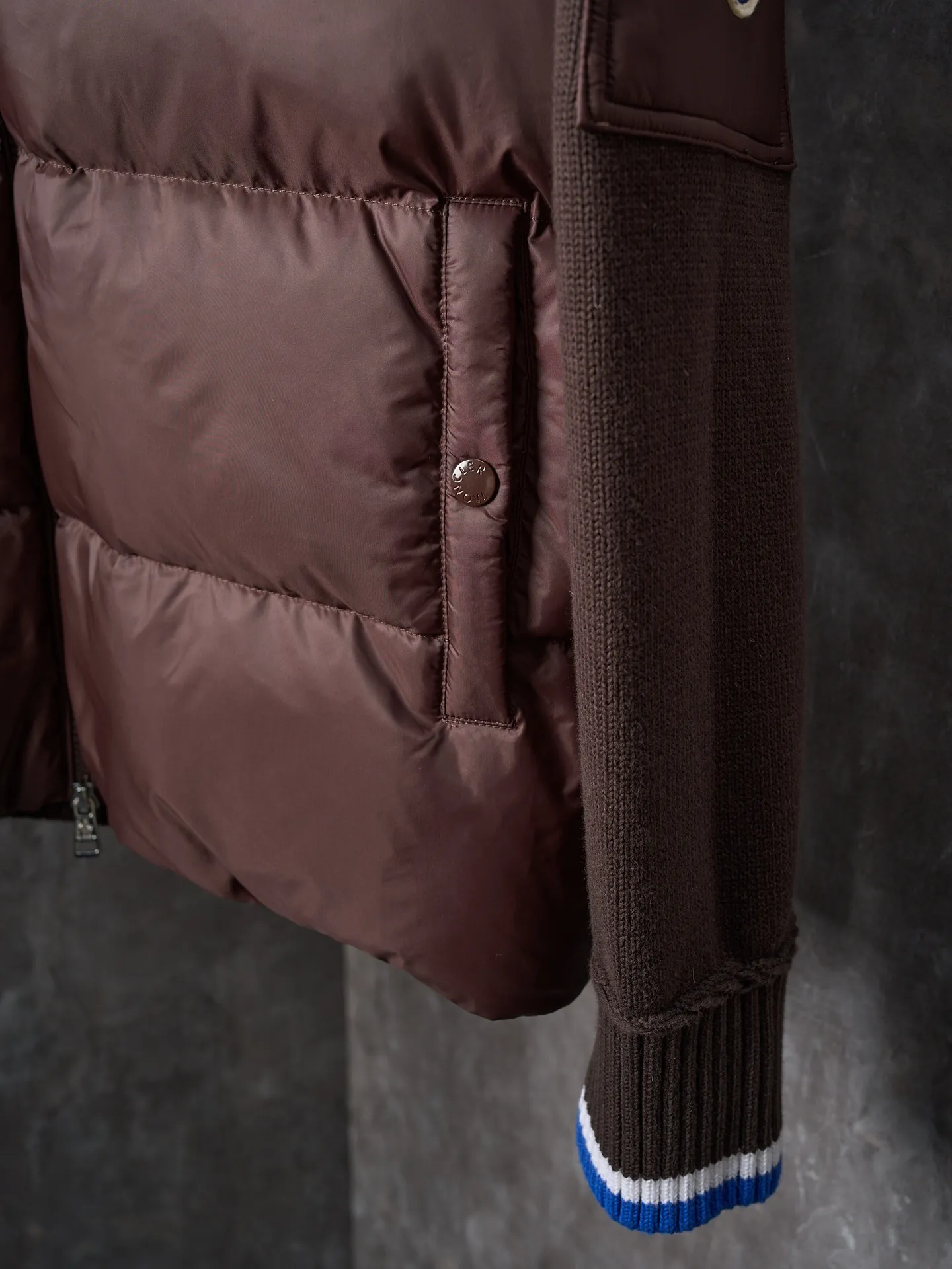 P670 Actual hanging auction] MONCLER/Muzzled Contrast trimmed wool stitching stand collar zipper down jacket [Color] Black Maroon [Ready Stock] S/1 M/2 L/3 XL/4 This zipper cardigan is paired with a stuffed down front, making it easy to create a look in all seasons. Inspired by the brand's heritage, it is embellished with three-color trim. A medium-weight knit that can easily be worn as an outer layer in milder weather, it's a practical addition to a versatile wardrobe. Made of cotton with Airsoft down front filling, flat stitch 7-gauge collar with tricolor trim, zipper closure, zippered pockets, logo patch