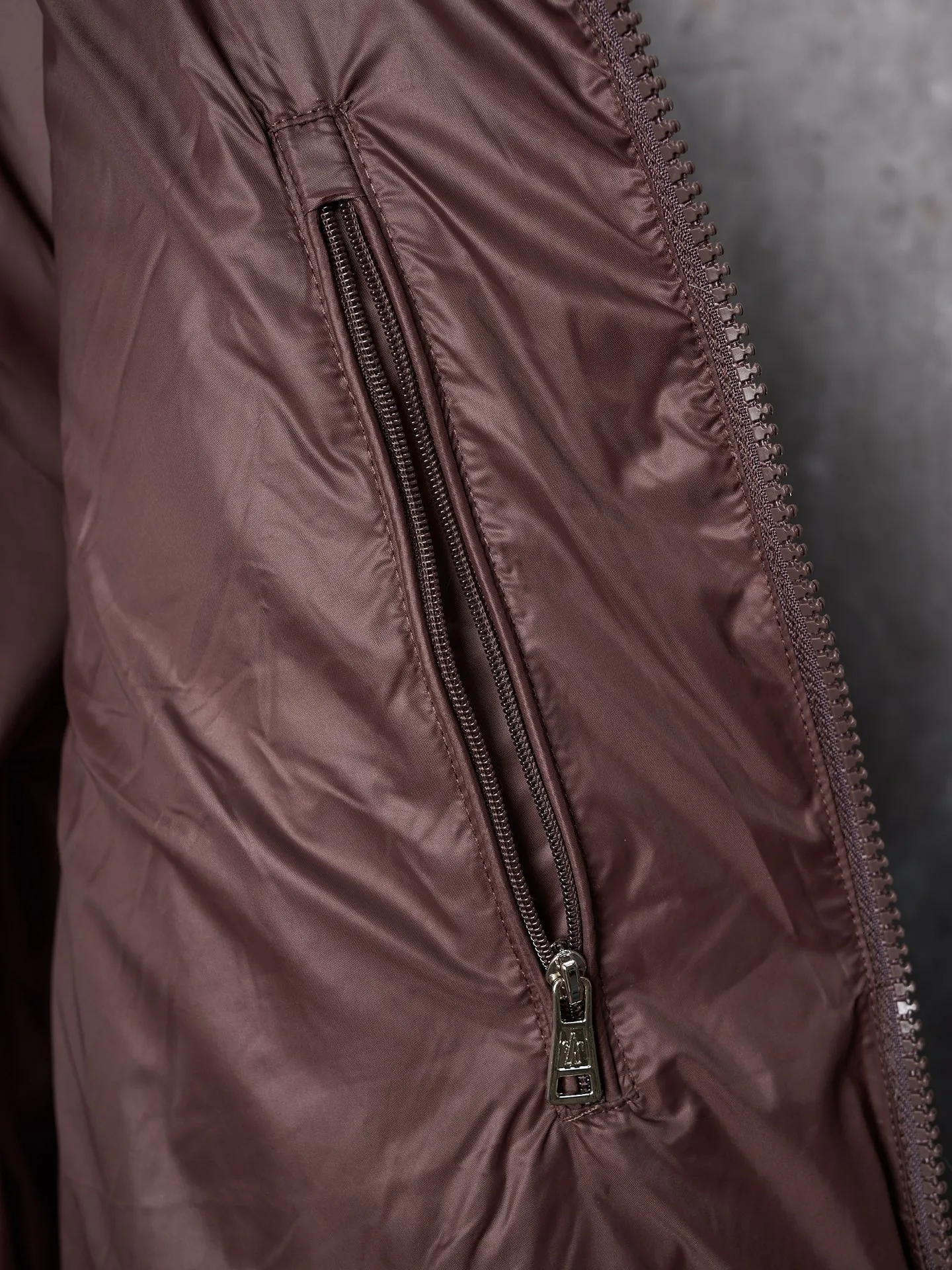 P670 Actual hanging auction] MONCLER/Muzzled Contrast trimmed wool stitching stand collar zipper down jacket [Color] Black Maroon [Ready Stock] S/1 M/2 L/3 XL/4 This zipper cardigan is paired with a stuffed down front, making it easy to create a look in all seasons. Inspired by the brand's heritage, it is embellished with three-color trim. A medium-weight knit that can easily be worn as an outer layer in milder weather, it's a practical addition to a versatile wardrobe. Made of cotton with Airsoft down front filling, flat stitch 7-gauge collar with tricolor trim, zipper closure, zippered pockets, logo patch