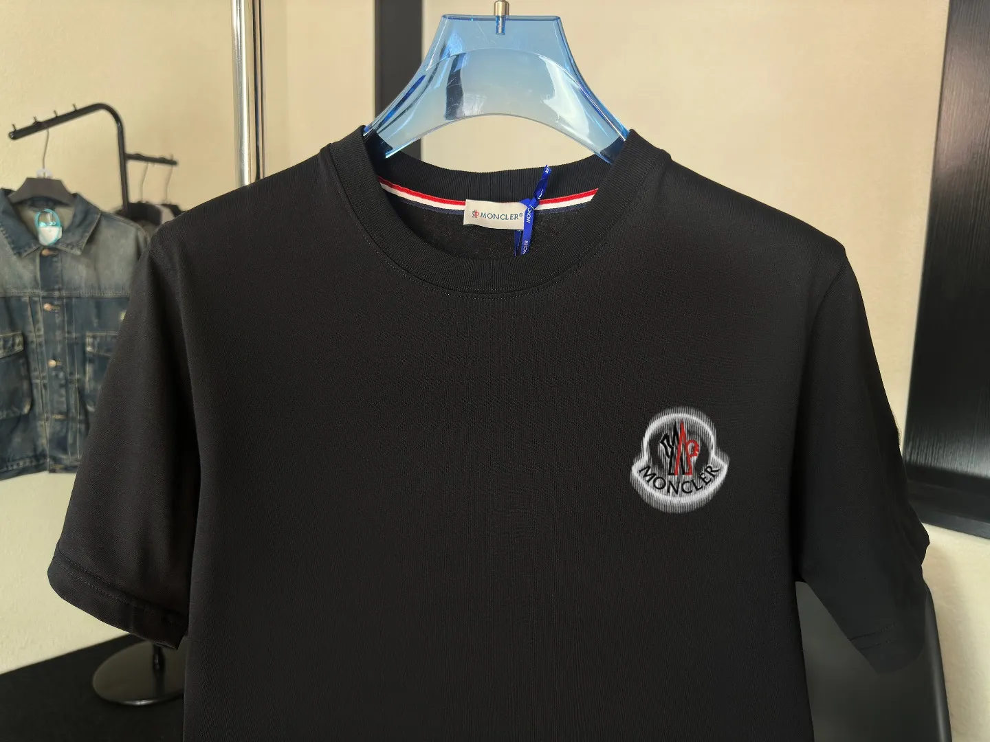 P140 Upgraded version "Mobile phone smart sensor ~ NFC chip armband ~ Direct access to the official website for anti-counterfeiting" "Moncler ~ Mouth Mouth" 2025 new high-quality round neck short-sleeved T-shirt. The cuffs have imported embroidered labels. Customized dyeing, very comfortable to touch. Super versatile and good-looking short-sleeved. Complete with three labels. Non-market ordinary version. Feel free to compare. Quality is absolutely guaranteed! ‼ First of all, this original fabric is all custom-woven with 32-count double yarn fabric, 250G, and the weight is the same‼ Fine workmanship, double waistcoat method, double waistcoat method, double waistcoat method makes the whole dress more three-dimensional, which is not a craft that ordinary T-shirts can achieve🤪 Size: S-M-L-XL-2XL Color: black, white, apricot, same style for men and women