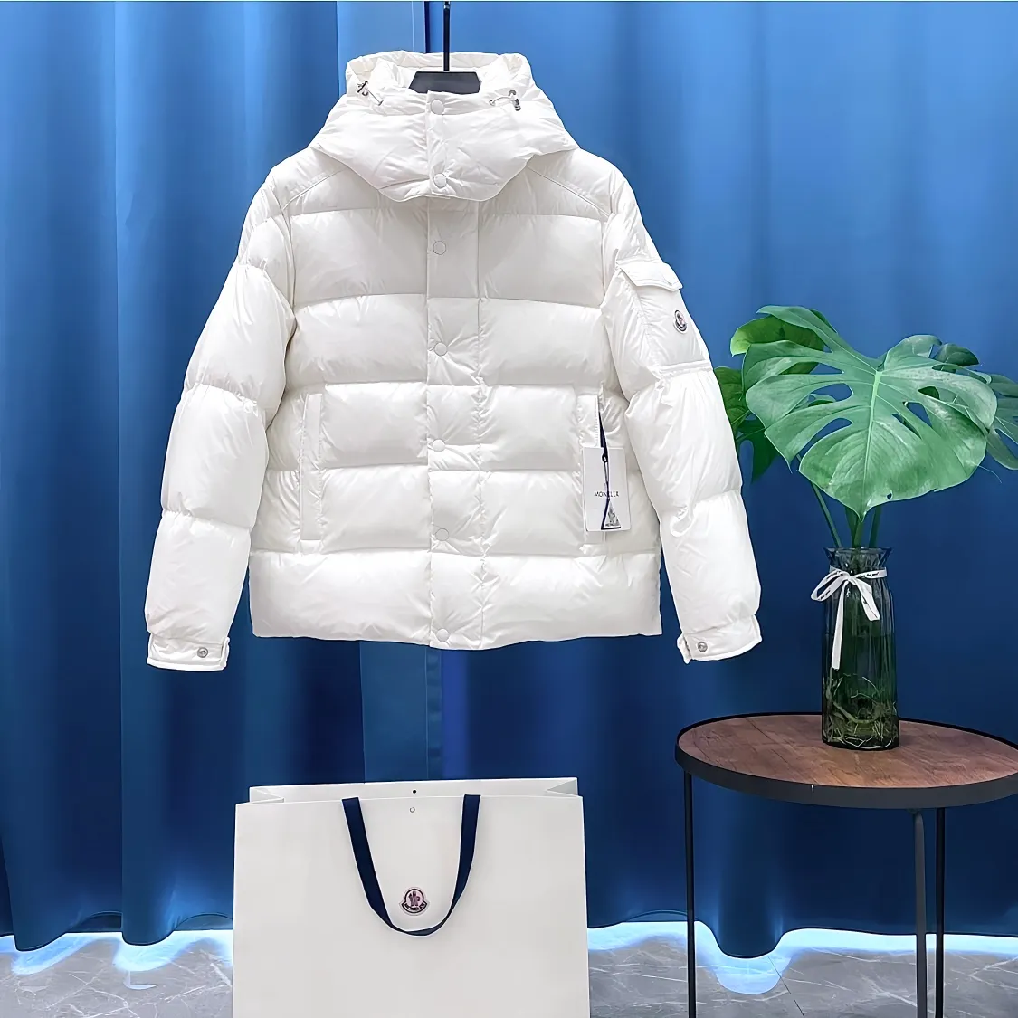 Moncler The Vezere down jacket is made from longue saison fabric, which is both lightweight and warm. This short down jacket features a hood that can be easily removed depending on the weather. The jacket's silhouette and sleeve patch pockets pay homage to the iconic Moncler Maya down jacket. •Made in longue saison fabric •Nylon léger brillant lining •Down filled •Removable and adjustable hood •Zip and snap fastening •Zip pockets •Patch pockets on sleeves •Adjustable cuffs •Drawstring hem
