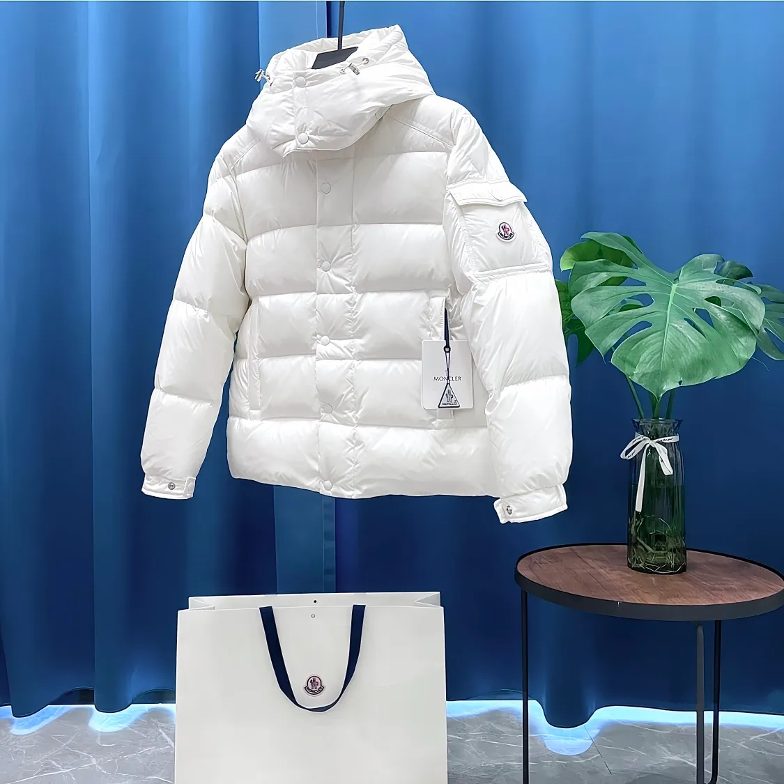 Moncler The Vezere down jacket is made from longue saison fabric, which is both lightweight and warm. This short down jacket features a hood that can be easily removed depending on the weather. The jacket's silhouette and sleeve patch pockets pay homage to the iconic Moncler Maya down jacket. •Made in longue saison fabric •Nylon léger brillant lining •Down filled •Removable and adjustable hood •Zip and snap fastening •Zip pockets •Patch pockets on sleeves •Adjustable cuffs •Drawstring hem