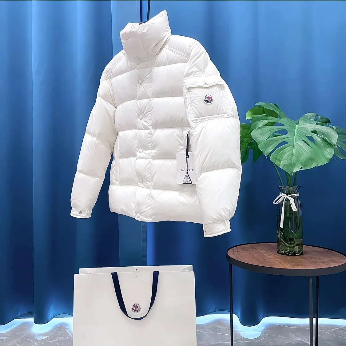 Moncler The Vezere down jacket is made from longue saison fabric, which is both lightweight and warm. This short down jacket features a hood that can be easily removed depending on the weather. The jacket's silhouette and sleeve patch pockets pay homage to the iconic Moncler Maya down jacket. •Made in longue saison fabric •Nylon léger brillant lining •Down filled •Removable and adjustable hood •Zip and snap fastening •Zip pockets •Patch pockets on sleeves •Adjustable cuffs •Drawstring hem