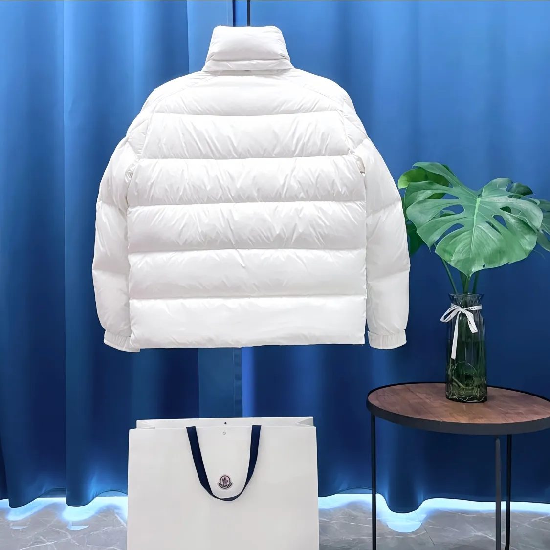 Moncler The Vezere down jacket is made from longue saison fabric, which is both lightweight and warm. This short down jacket features a hood that can be easily removed depending on the weather. The jacket's silhouette and sleeve patch pockets pay homage to the iconic Moncler Maya down jacket. •Made in longue saison fabric •Nylon léger brillant lining •Down filled •Removable and adjustable hood •Zip and snap fastening •Zip pockets •Patch pockets on sleeves •Adjustable cuffs •Drawstring hem