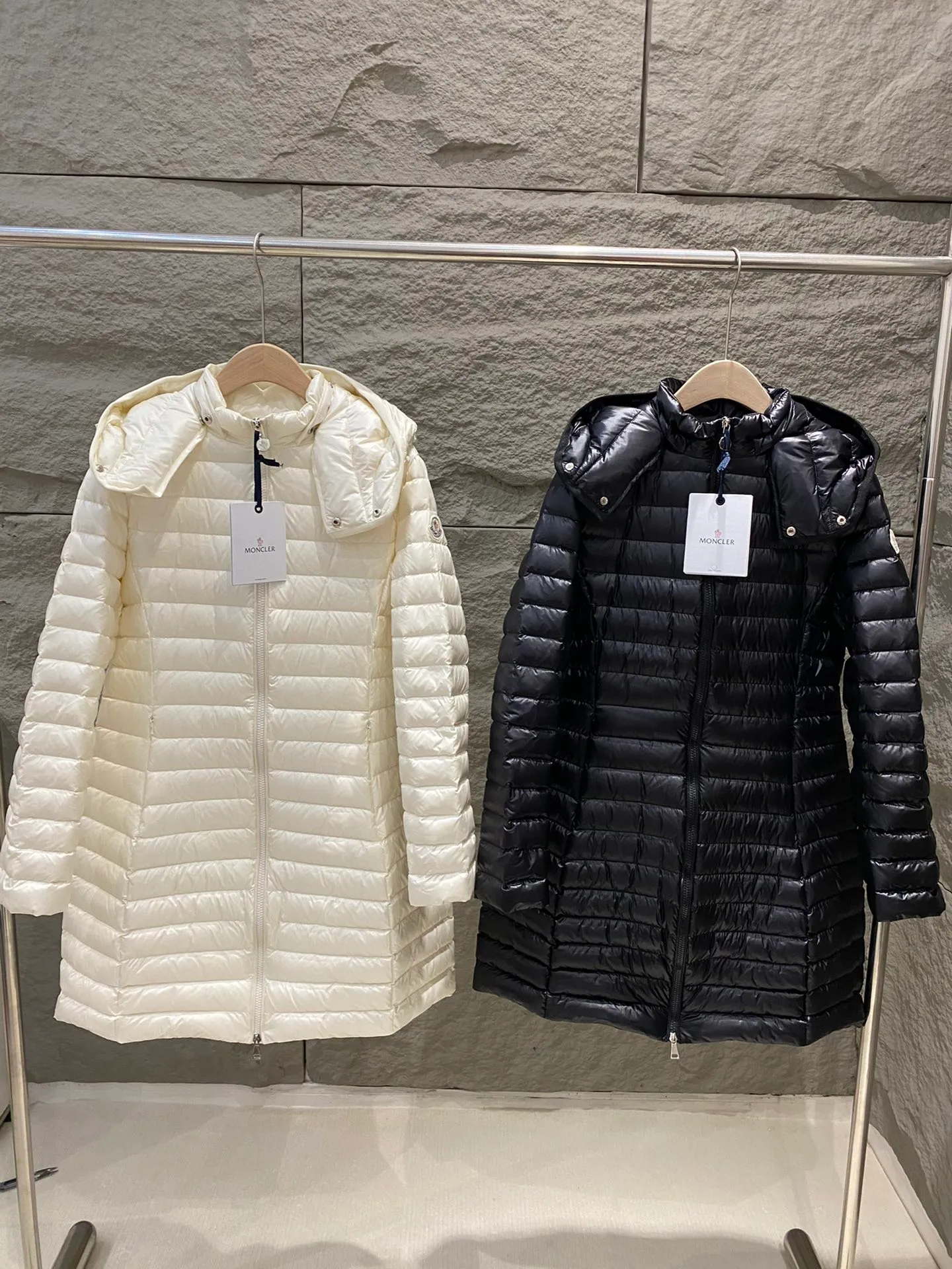 P860 Moncler 25 new Igelong hooded long waisted down jacket women's jacket lgelong down jacket is made of longuesaison fabric, providing daily comfortable wearing experience. This nylon repels the cold without being bulky, making it ideal for mild weather. Designed to be long, it has a slim fit and has a nipped-in waist for a feminine silhouette. Color: Ivory/Black Size: 1/2/3/4