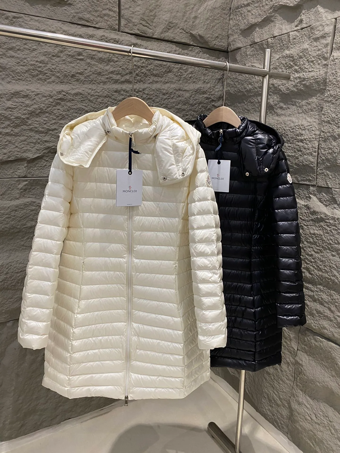 P860 Moncler 25 new Igelong hooded long waisted down jacket women's jacket lgelong down jacket is made of longuesaison fabric, providing daily comfortable wearing experience. This nylon repels the cold without being bulky, making it ideal for mild weather. Designed to be long, it has a slim fit and has a nipped-in waist for a feminine silhouette. Color: Ivory/Black Size: 1/2/3/4