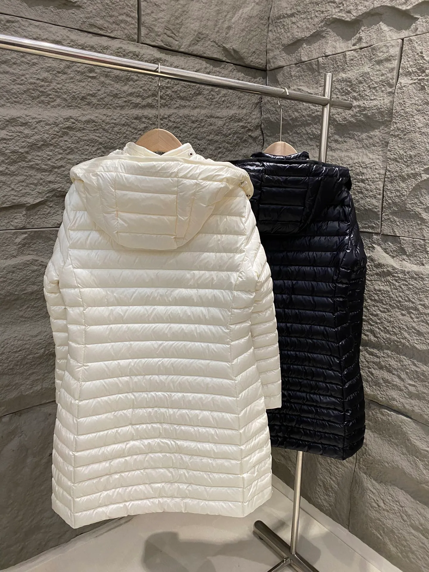 P860 Moncler 25 new Igelong hooded long waisted down jacket women's jacket lgelong down jacket is made of longuesaison fabric, providing daily comfortable wearing experience. This nylon repels the cold without being bulky, making it ideal for mild weather. Designed to be long, it has a slim fit and has a nipped-in waist for a feminine silhouette. Color: Ivory/Black Size: 1/2/3/4